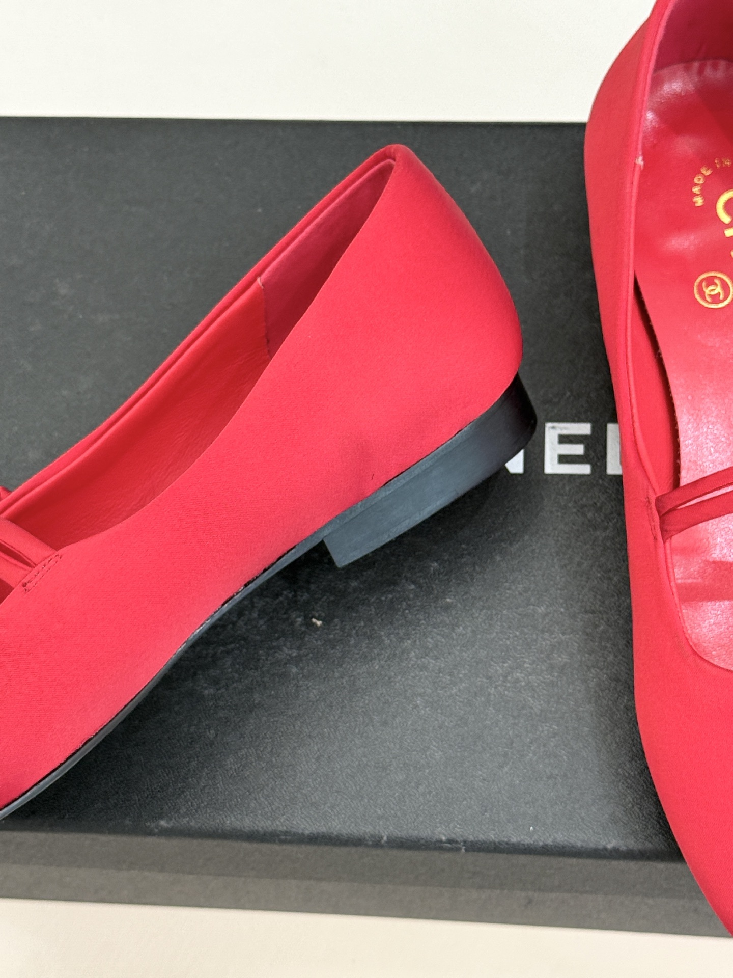 CHANE* ｜小香经典双C珍珠平底玛丽珍鞋将法式复古与优雅气质完美融合。经典圆头版型温柔包裹脚型软糯羊