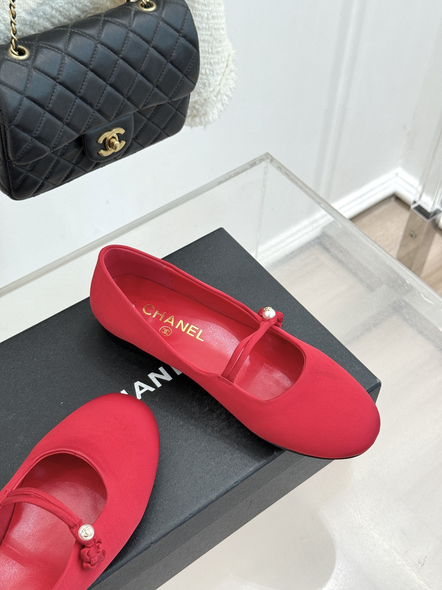 CHANE* ｜小香经典双C珍珠平底玛丽珍鞋将法式复古与优雅气质完美融合。经典圆头版型温柔包裹脚型软糯羊