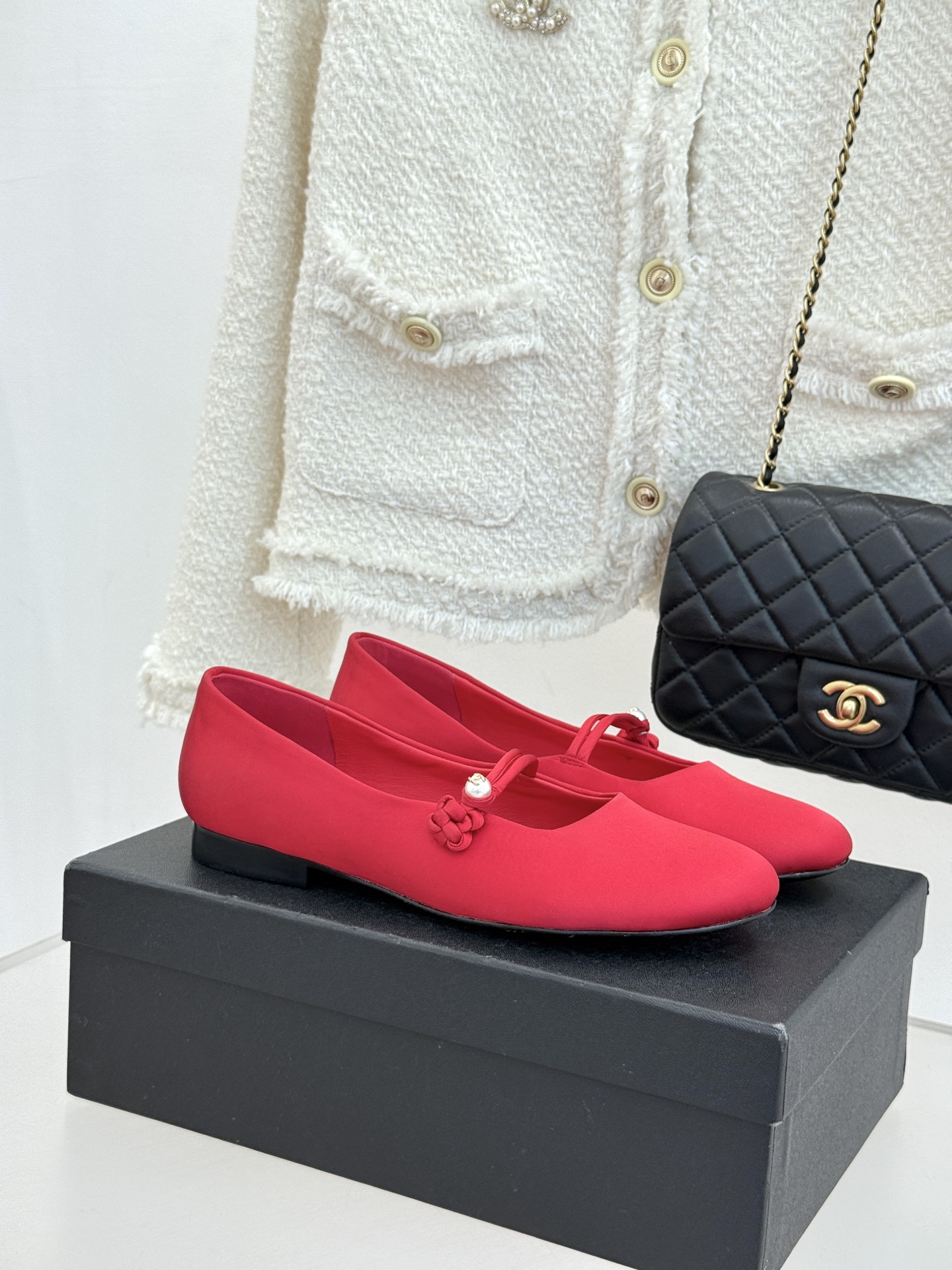 CHANE* ｜小香经典双C珍珠平底玛丽珍鞋将法式复古与优雅气质完美融合。经典圆头版型温柔包裹脚型软糯羊