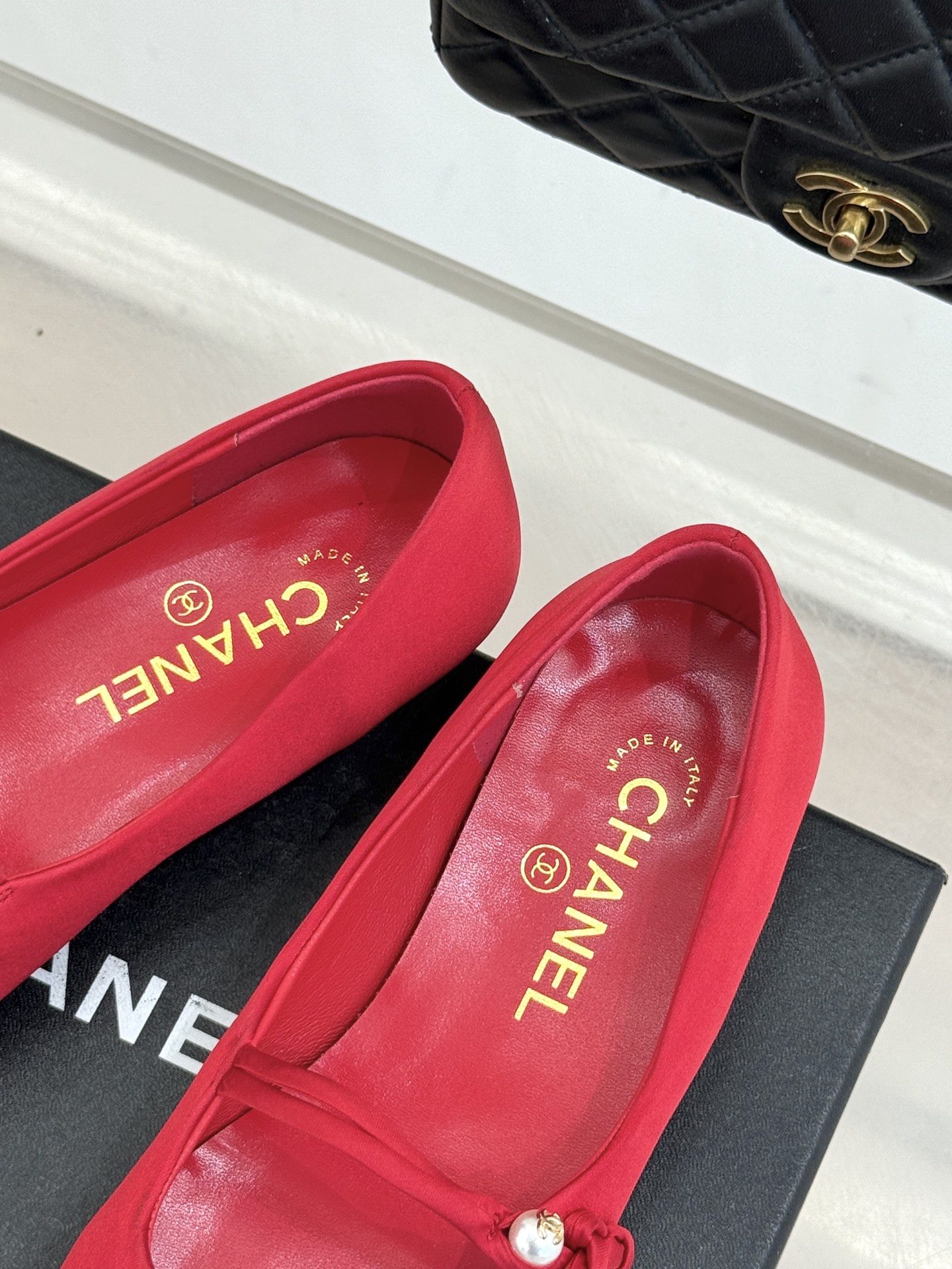 CHANE* ｜小香经典双C珍珠平底玛丽珍鞋将法式复古与优雅气质完美融合。经典圆头版型温柔包裹脚型软糯羊