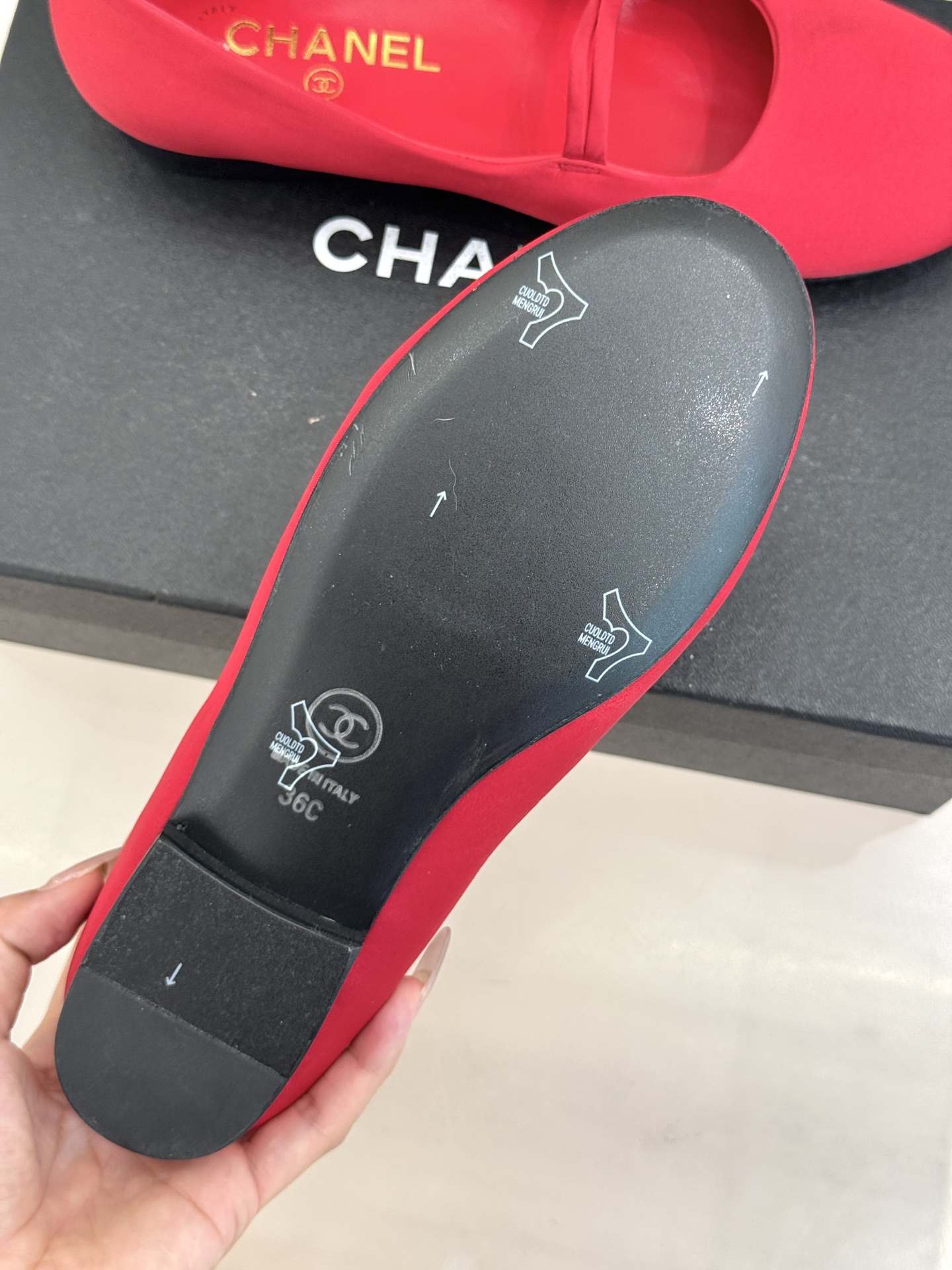 CHANE* ｜小香经典双C珍珠平底玛丽珍鞋将法式复古与优雅气质完美融合。经典圆头版型温柔包裹脚型软糯羊