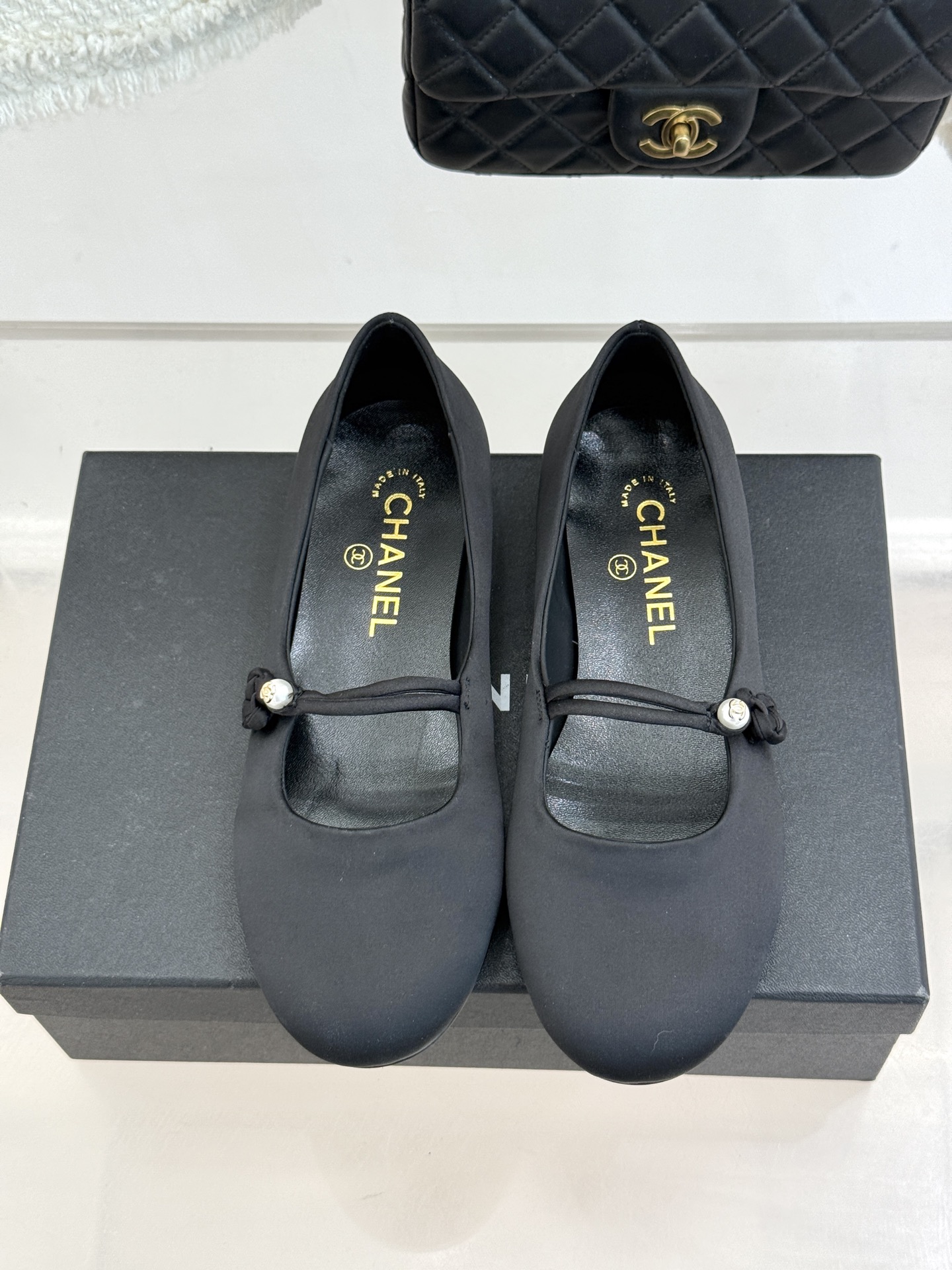 CHANE* ｜小香经典双C珍珠平底玛丽珍鞋将法式复古与优雅气质完美融合。经典圆头版型温柔包裹脚型软糯羊