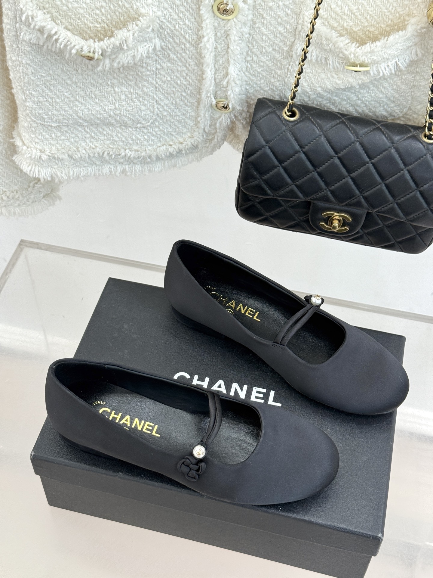 CHANE* ｜小香经典双C珍珠平底玛丽珍鞋将法式复古与优雅气质完美融合。经典圆头版型温柔包裹脚型软糯羊