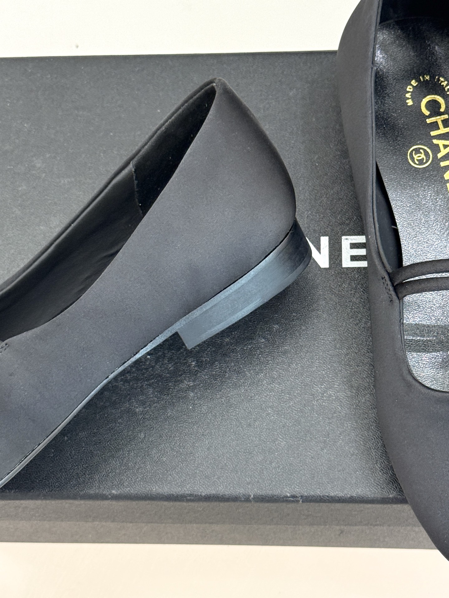 CHANE* ｜小香经典双C珍珠平底玛丽珍鞋将法式复古与优雅气质完美融合。经典圆头版型温柔包裹脚型软糯羊