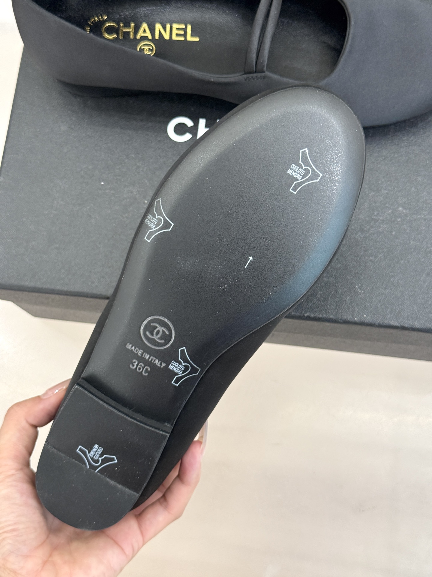 CHANE* ｜小香经典双C珍珠平底玛丽珍鞋将法式复古与优雅气质完美融合。经典圆头版型温柔包裹脚型软糯羊