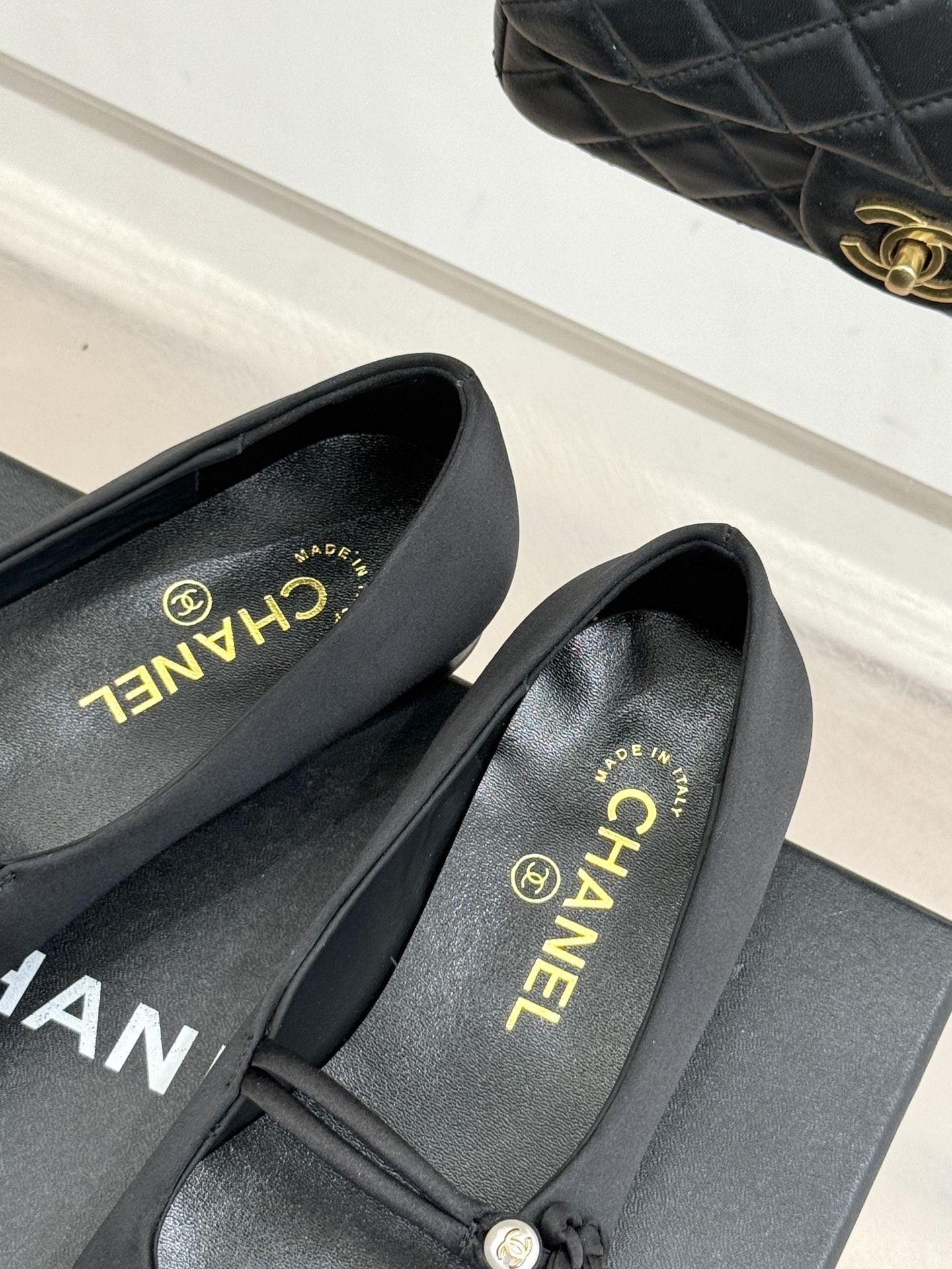 CHANE* ｜小香经典双C珍珠平底玛丽珍鞋将法式复古与优雅气质完美融合。经典圆头版型温柔包裹脚型软糯羊