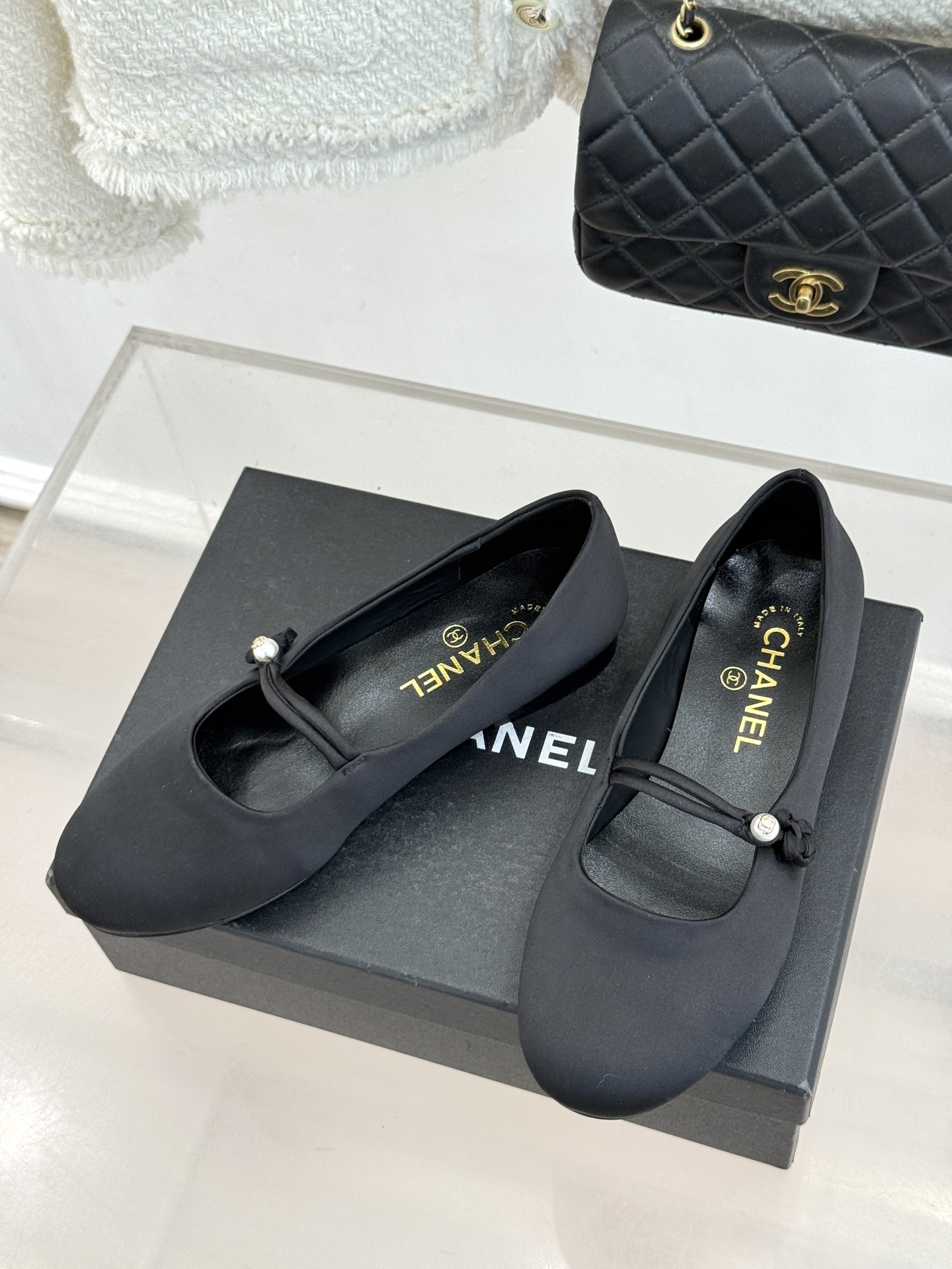 CHANE* ｜小香经典双C珍珠平底玛丽珍鞋将法式复古与优雅气质完美融合。经典圆头版型温柔包裹脚型软糯羊