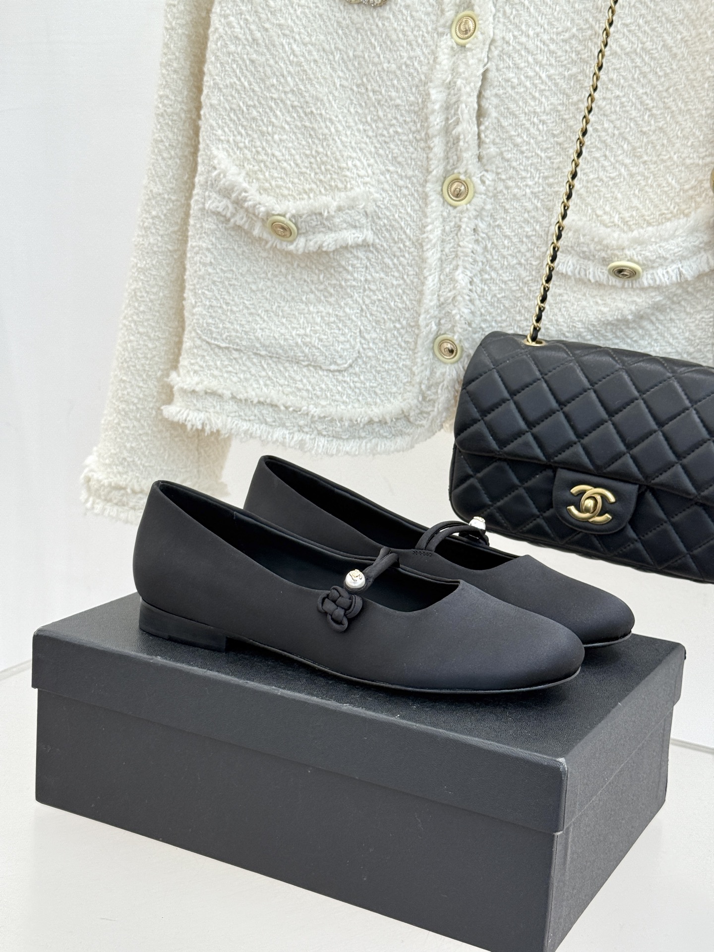 NO:751198,CHANE* ｜Xiaoxiang's classic double C pearl flat Mary Jane shoes perfectly combine French retro and elegant temperament. The classic round toe shape gently wraps the foot. The soft and waxy sheepskin has a delicate touch. It is light and unburdened on the foot. The iconic double C metal buckle is embellished on the upper, low-key showing the luxurious and high-end style. Warm pearls are scattered at random to bring a sense of atmosphere. One-line strap design perfectly modifies the ankle line. The flat version combines comfort and beauty.  It is comfortable and easy to wear for daily commuting and dating out. Whether it is paired with a skirt or trousers, you can easily wear it with the dignity and gentleness of a lady. Every step shows the unique high-end and elegance of Chanel. The fabric is made of original customized silk, the inner pads are all lambskin, and the Italian imported leather outsole size35-39 (customized for 40/41) No. 808202600310, single shoes, chanel, chanel, mary  jane,skirts,sheepskin,real silk,Leather soles19860909CHANE* ｜小香经典双C珍珠 平底玛丽珍鞋 将法式复古与优雅气质完美融合. 经典圆头版型温柔包裹脚型 软糯羊皮触感细腻 上脚轻盈无负担. 标志性双C金属扣缀于鞋面 低调彰显奢品高级格调 温润珍珠错落点缀 自带氛围感 一字带设计 完美修饰脚踝线条 平底版型兼顾舒适与美感 日常通勤、约会出街都自在好穿. 无论是搭配裙装还是裤装 都能轻松穿出大小姐般的矜贵温柔 每一步都尽显香奈儿独有的高级与优雅. 面料采用原版定制真丝 内里垫脚均为小羊皮 意大利进口真皮大底 size35-39（40/41定制） 编号808202600310,单鞋,chanel,chanel,mary jane,skirts,sheepskin,real silk,Leather soles,Women's Shoes