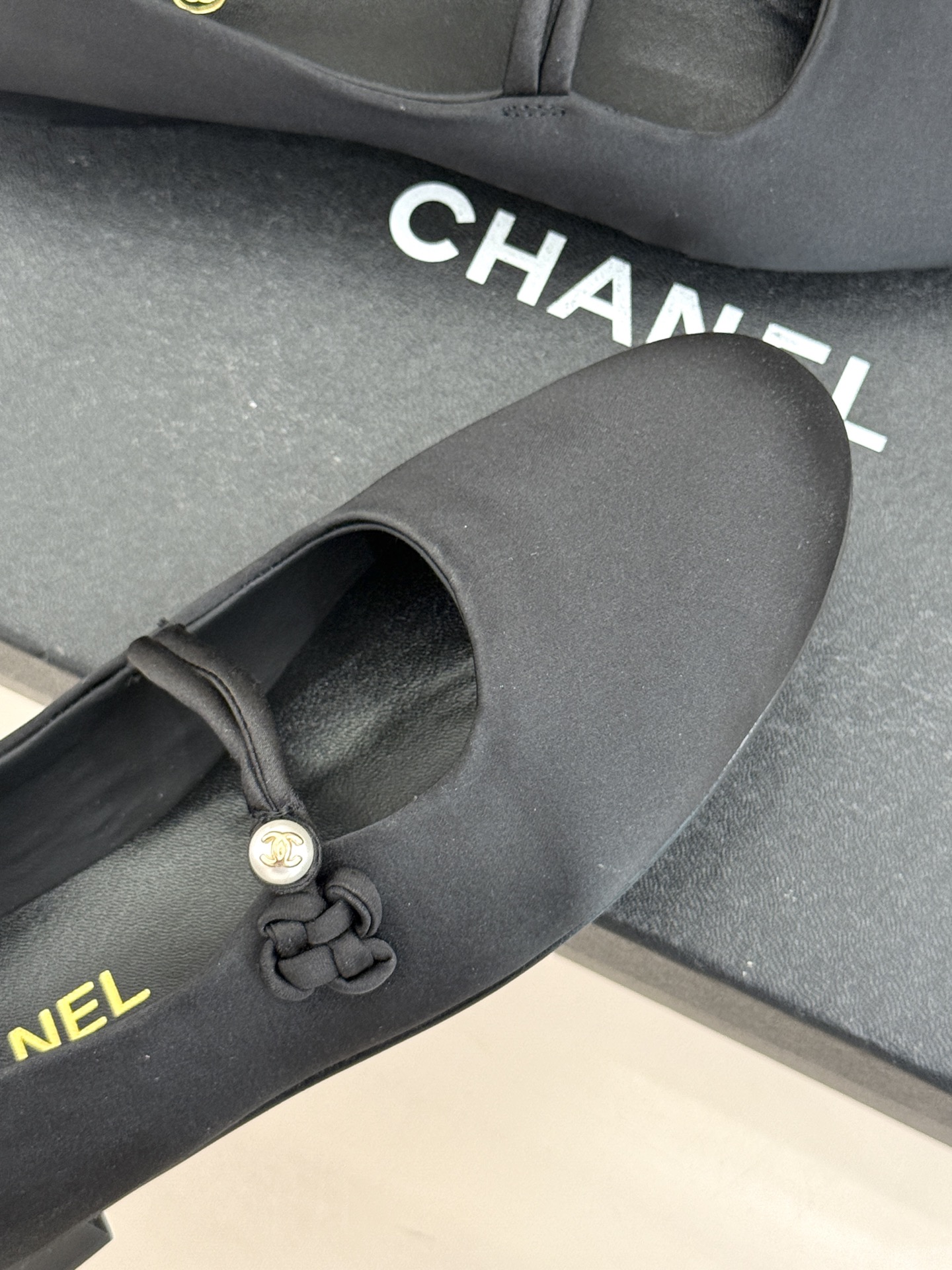 CHANE* ｜小香经典双C珍珠平底玛丽珍鞋将法式复古与优雅气质完美融合。经典圆头版型温柔包裹脚型软糯羊