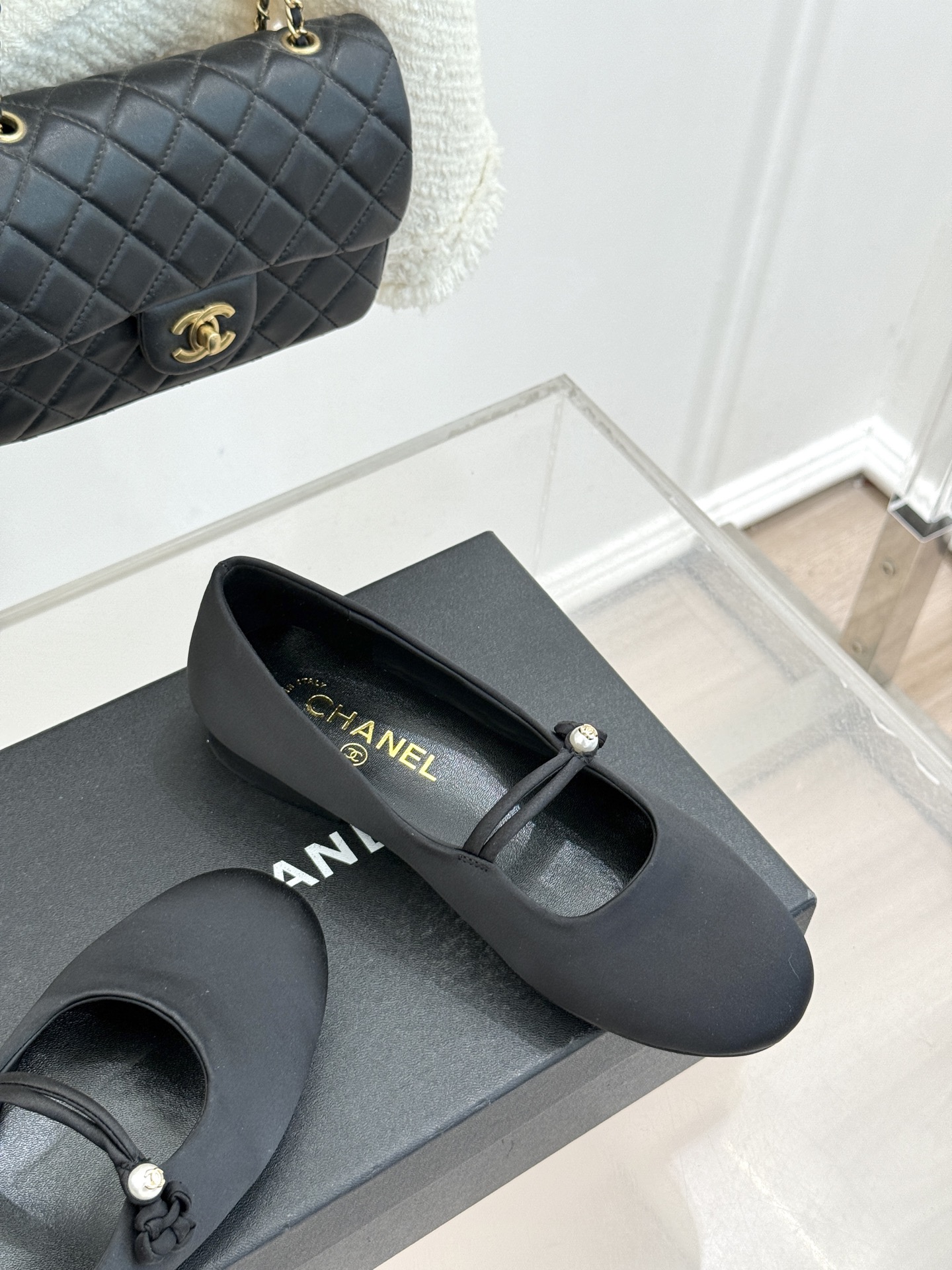 CHANE* ｜小香经典双C珍珠平底玛丽珍鞋将法式复古与优雅气质完美融合。经典圆头版型温柔包裹脚型软糯羊