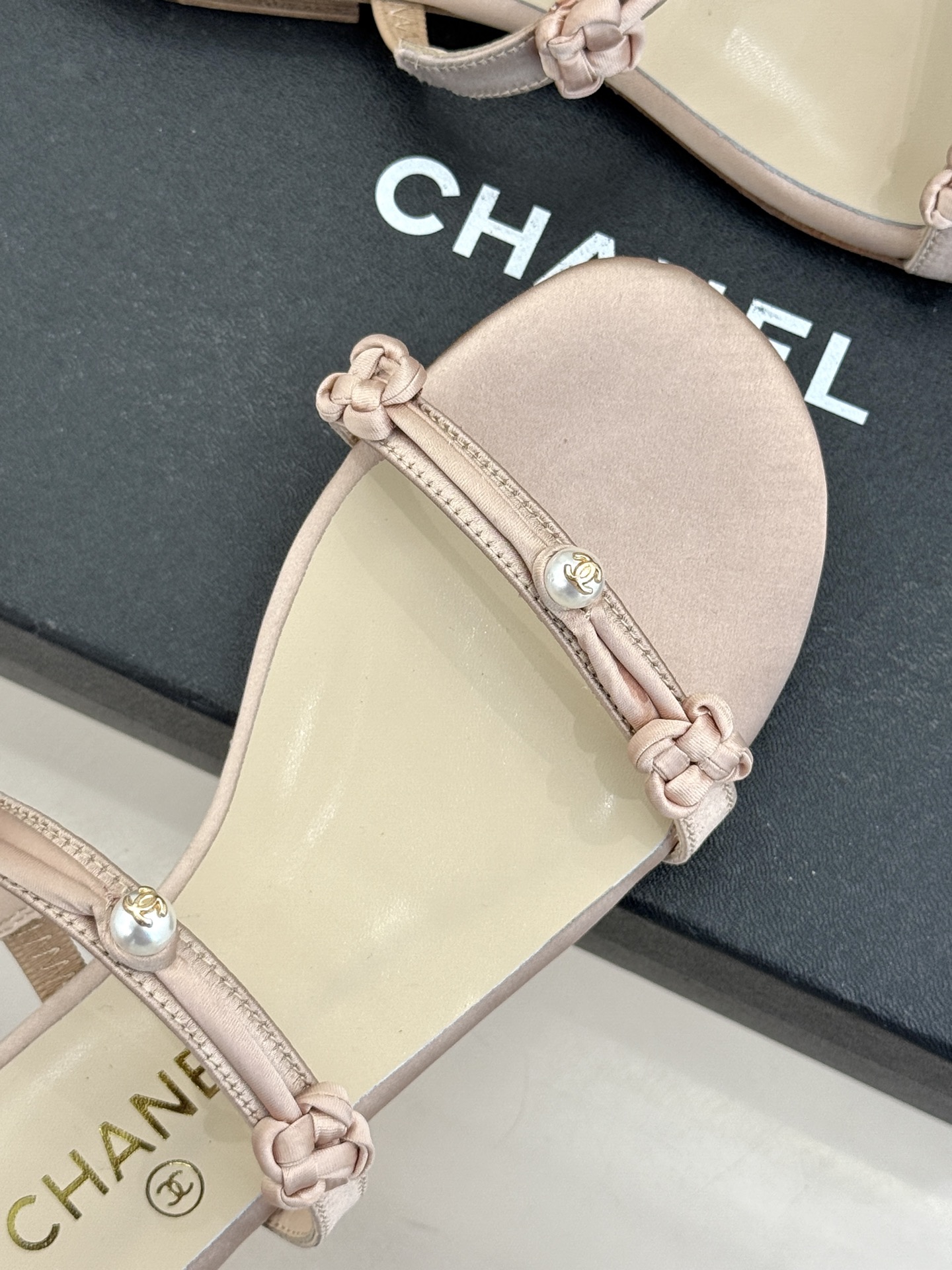 CHANE* ｜小香经典双C珍珠一字带凉鞋拖鞋将经典双C徽标与温润珍珠完美融合续写香奈儿永恒优雅。简约一