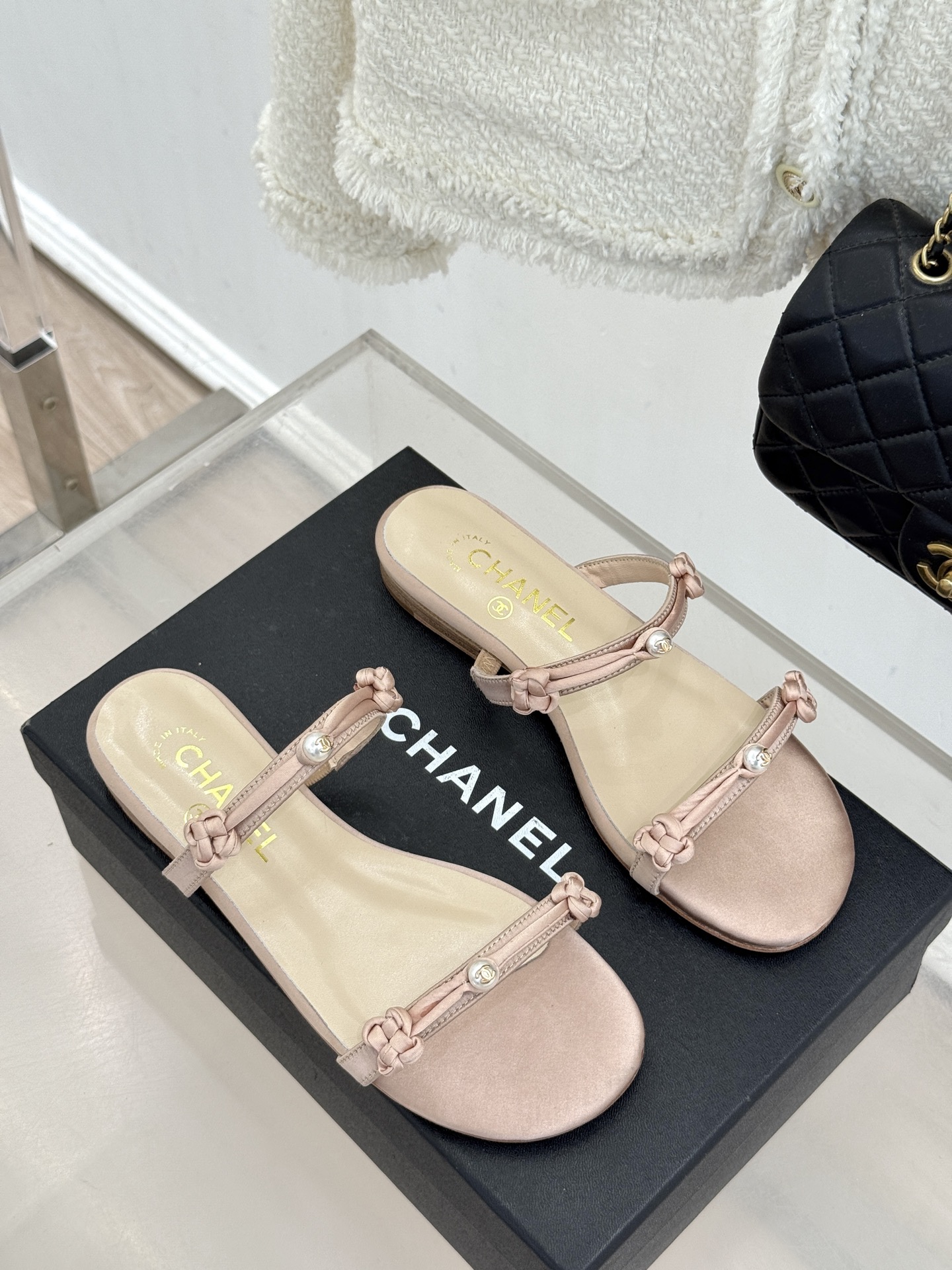 CHANE* ｜小香经典双C珍珠一字带凉鞋拖鞋将经典双C徽标与温润珍珠完美融合续写香奈儿永恒优雅。简约一