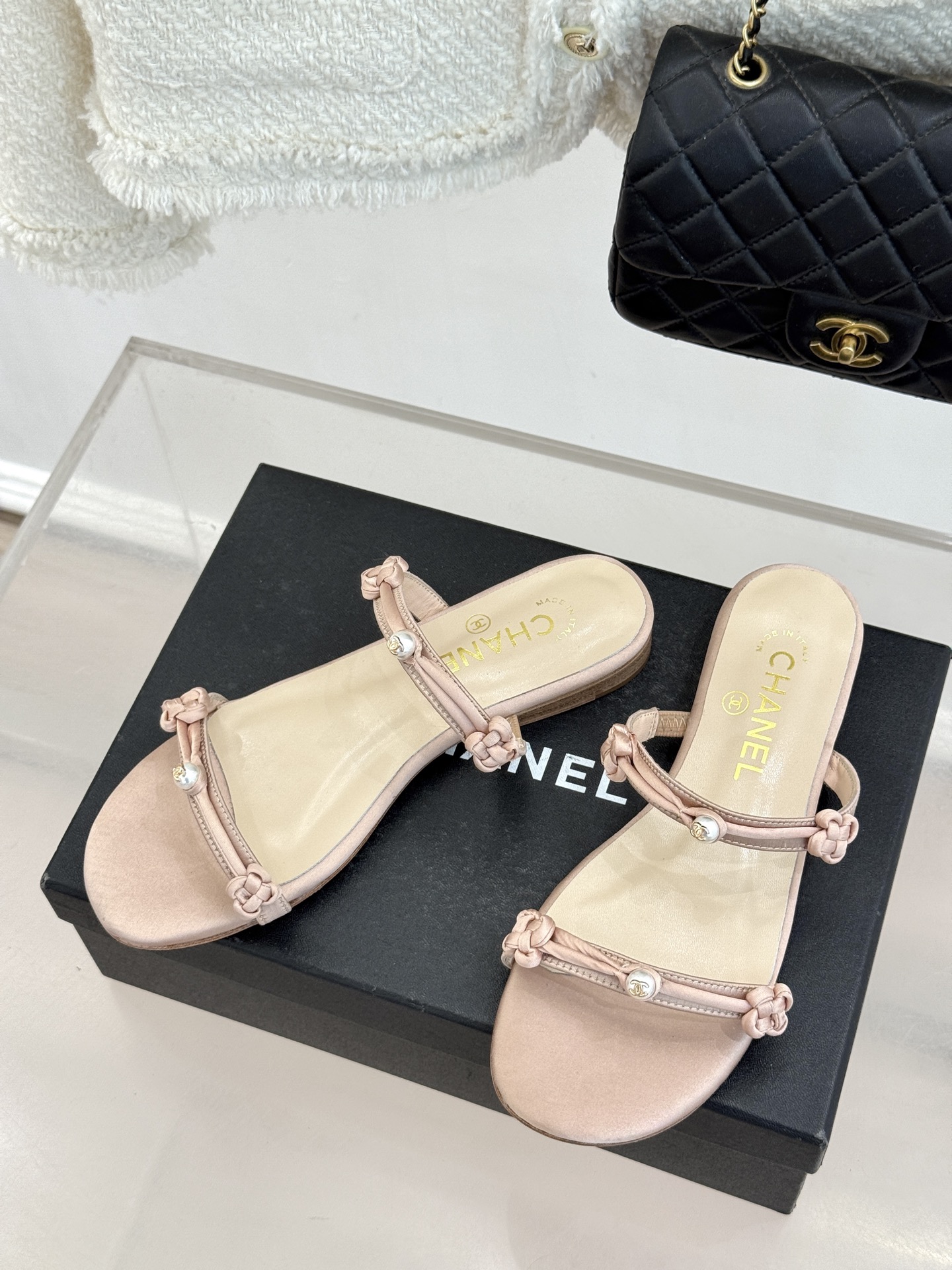 CHANE* ｜小香经典双C珍珠一字带凉鞋拖鞋将经典双C徽标与温润珍珠完美融合续写香奈儿永恒优雅。简约一