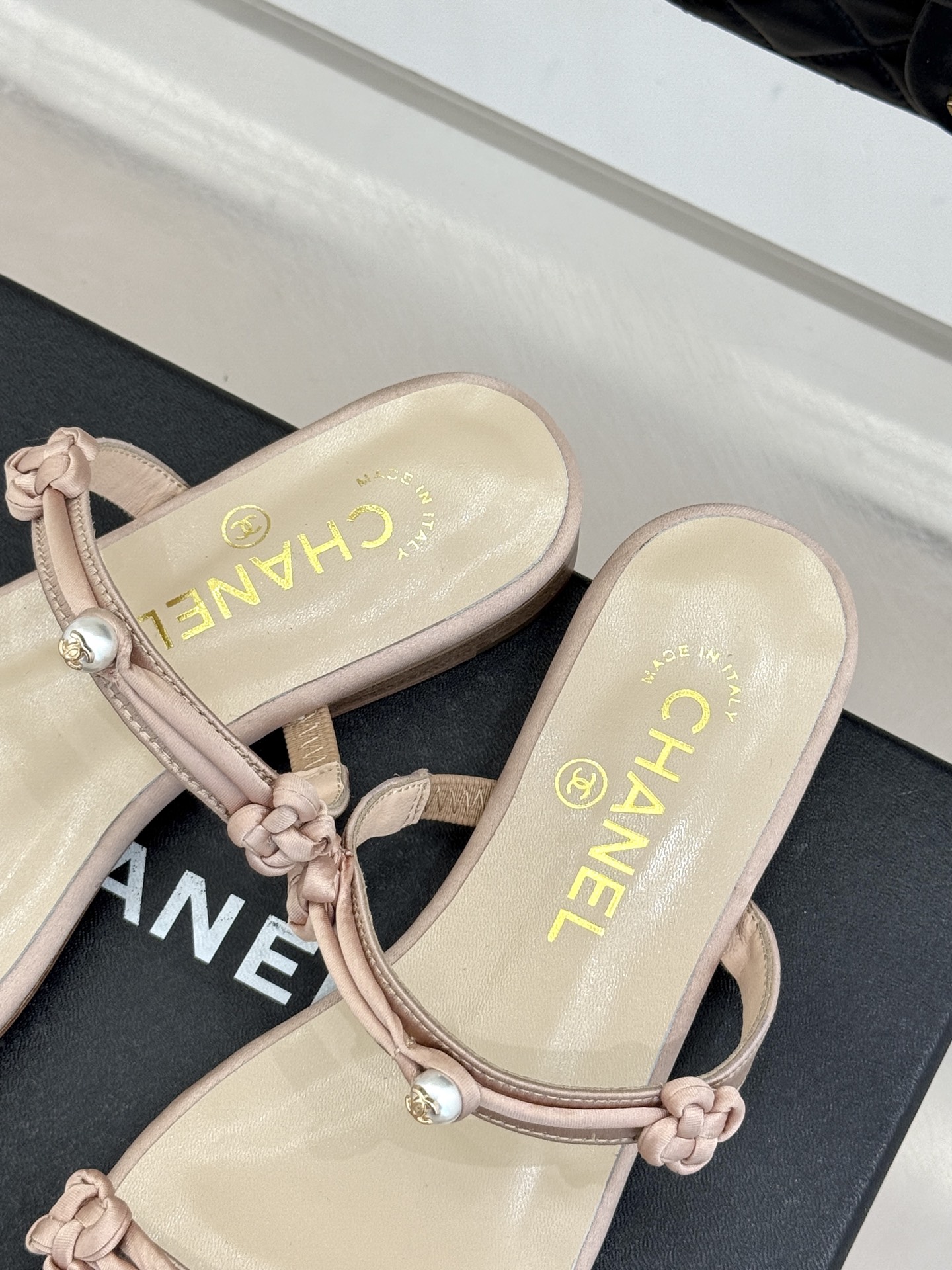 CHANE* ｜小香经典双C珍珠一字带凉鞋拖鞋将经典双C徽标与温润珍珠完美融合续写香奈儿永恒优雅。简约一