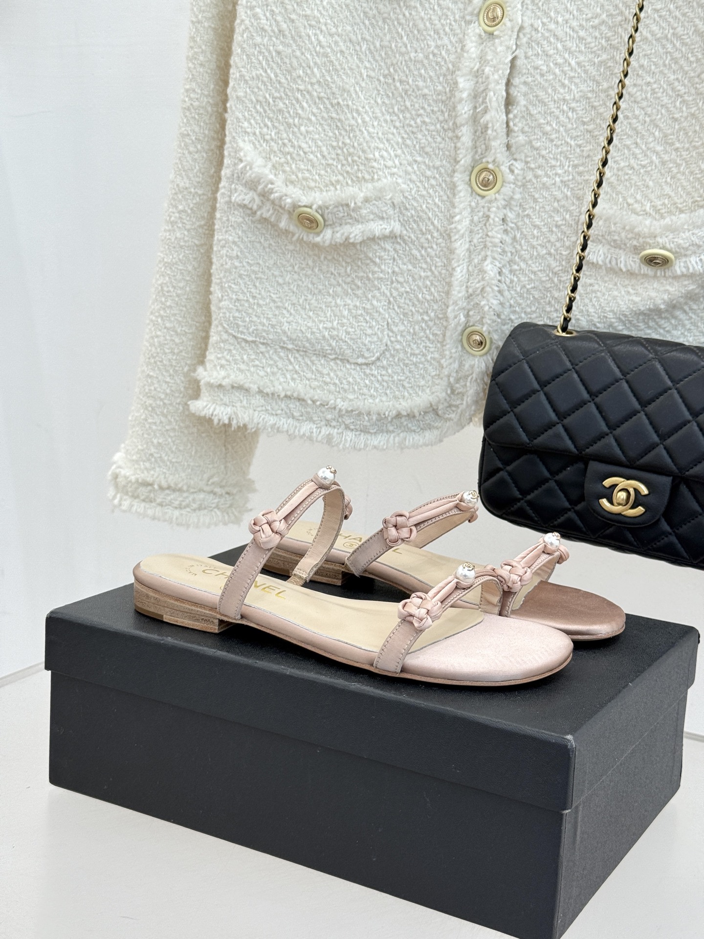 CHANE* ｜小香经典双C珍珠一字带凉鞋拖鞋将经典双C徽标与温润珍珠完美融合续写香奈儿永恒优雅。简约一