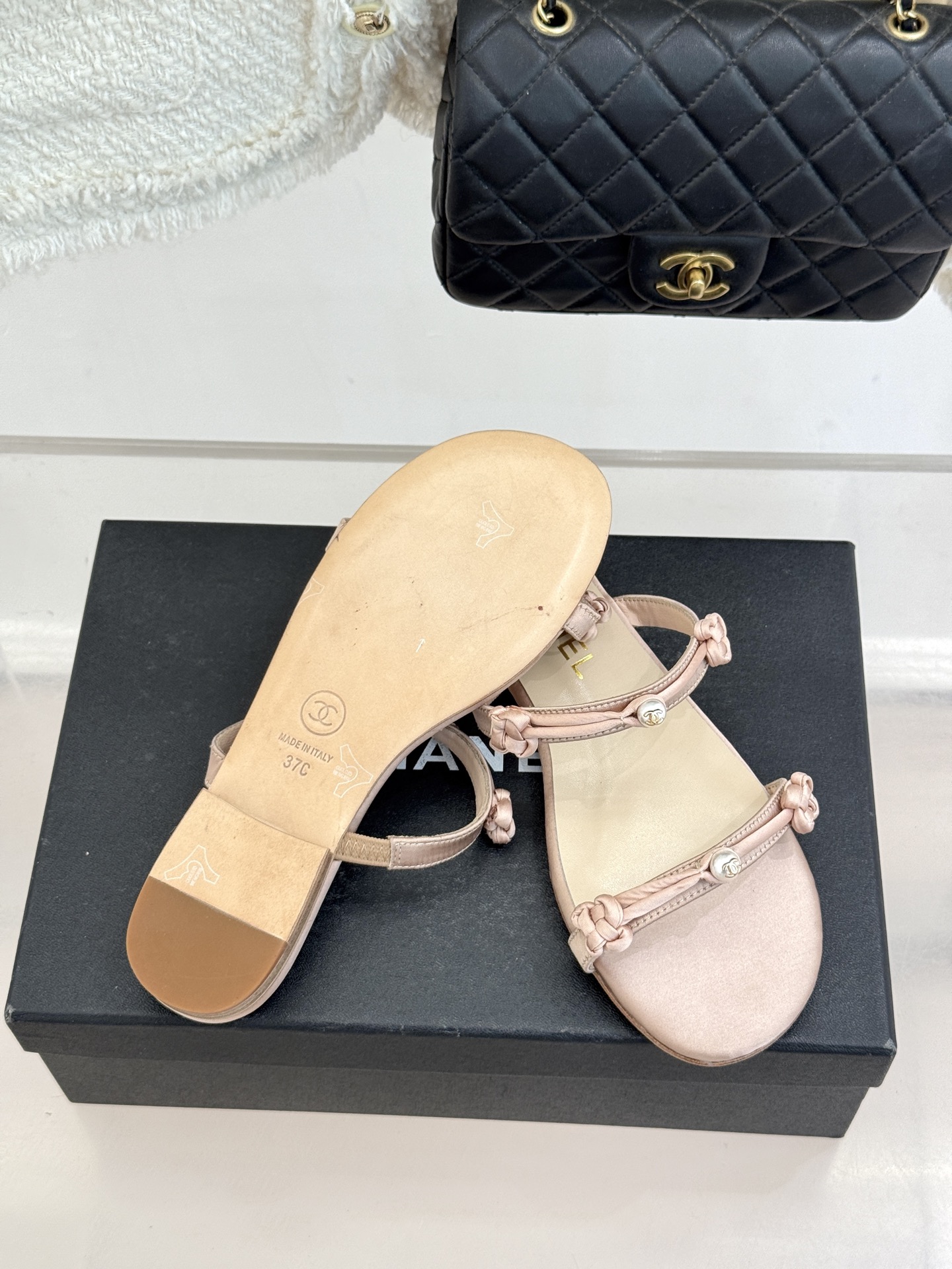 CHANE* ｜小香经典双C珍珠一字带凉鞋拖鞋将经典双C徽标与温润珍珠完美融合续写香奈儿永恒优雅。简约一