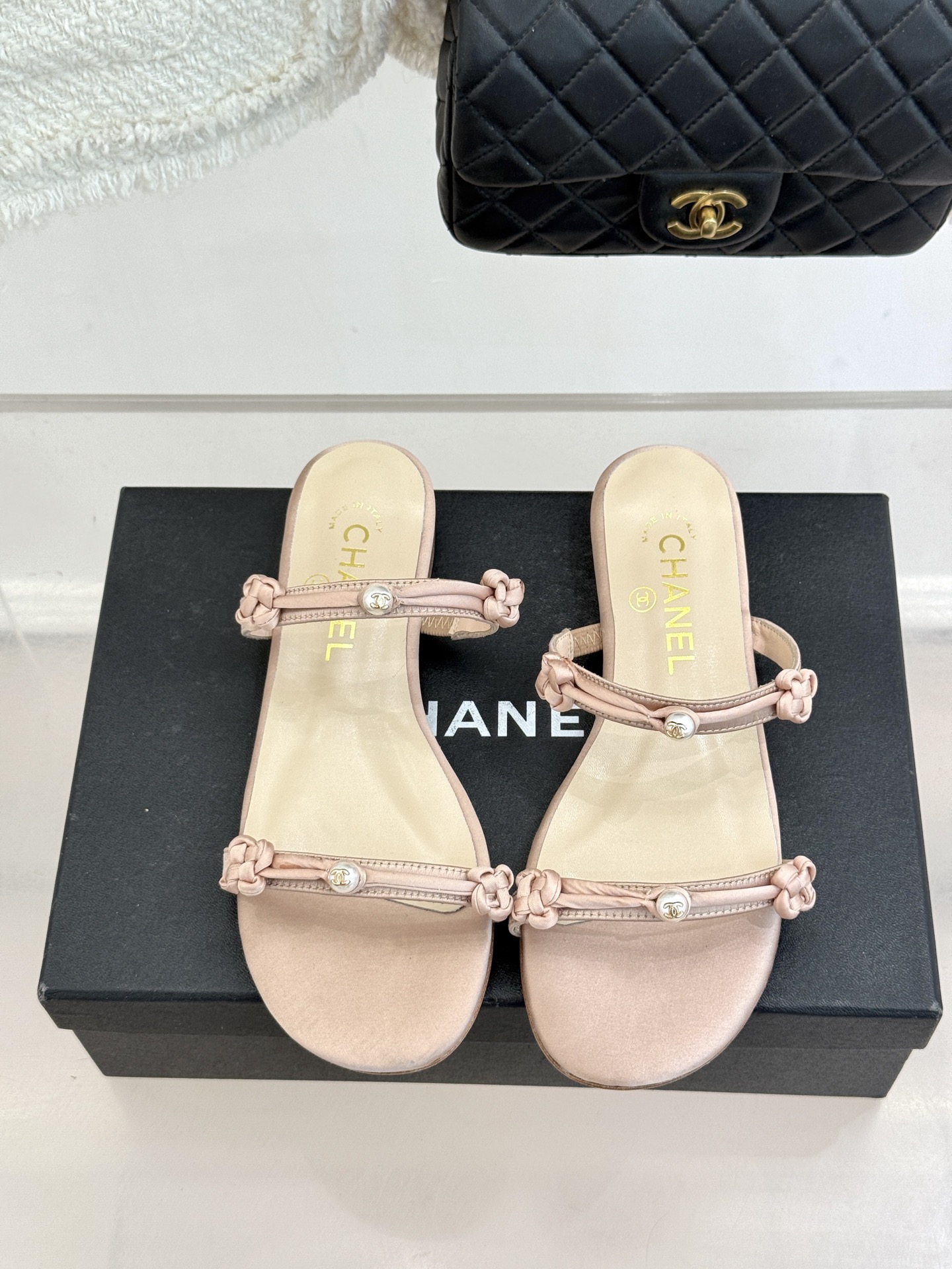 CHANE* ｜小香经典双C珍珠一字带凉鞋拖鞋将经典双C徽标与温润珍珠完美融合续写香奈儿永恒优雅。简约一