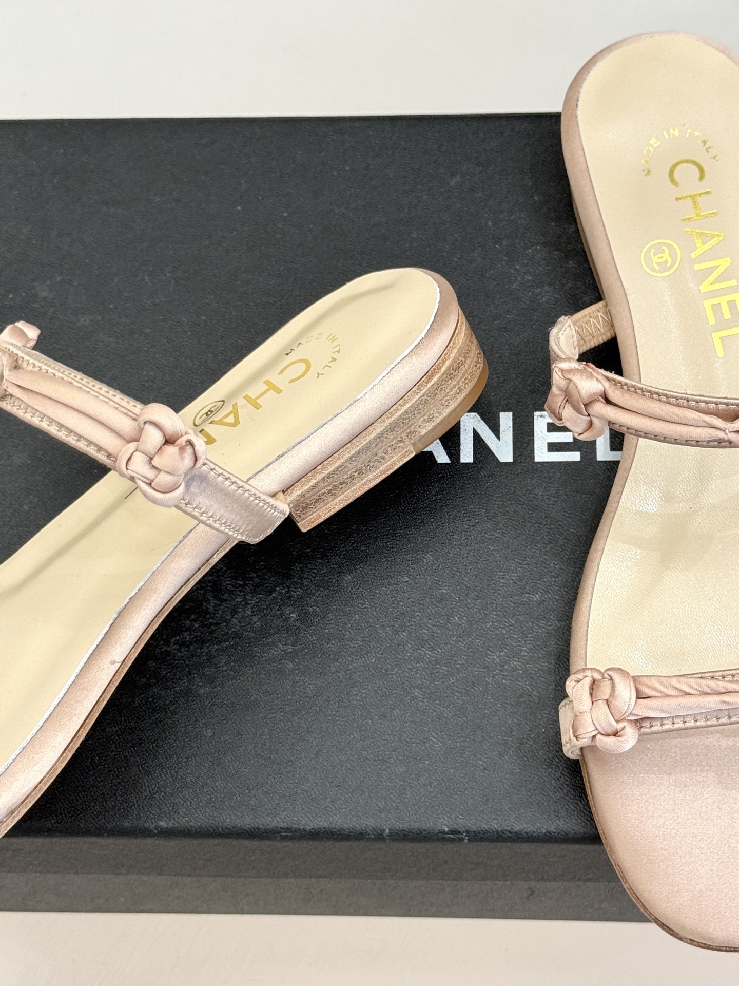 CHANE* ｜小香经典双C珍珠一字带凉鞋拖鞋将经典双C徽标与温润珍珠完美融合续写香奈儿永恒优雅。简约一