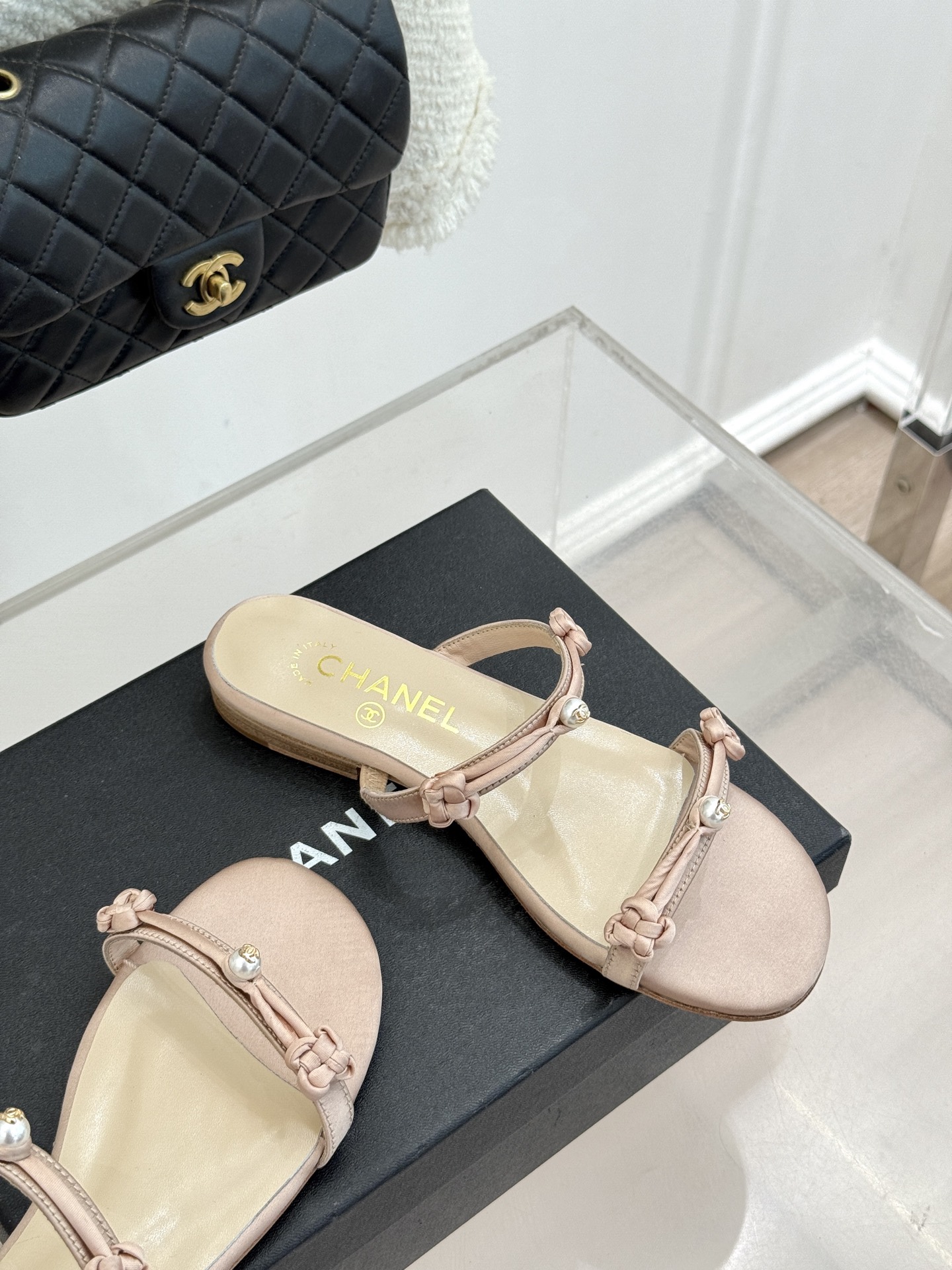 CHANE* ｜小香经典双C珍珠一字带凉鞋拖鞋将经典双C徽标与温润珍珠完美融合续写香奈儿永恒优雅。简约一