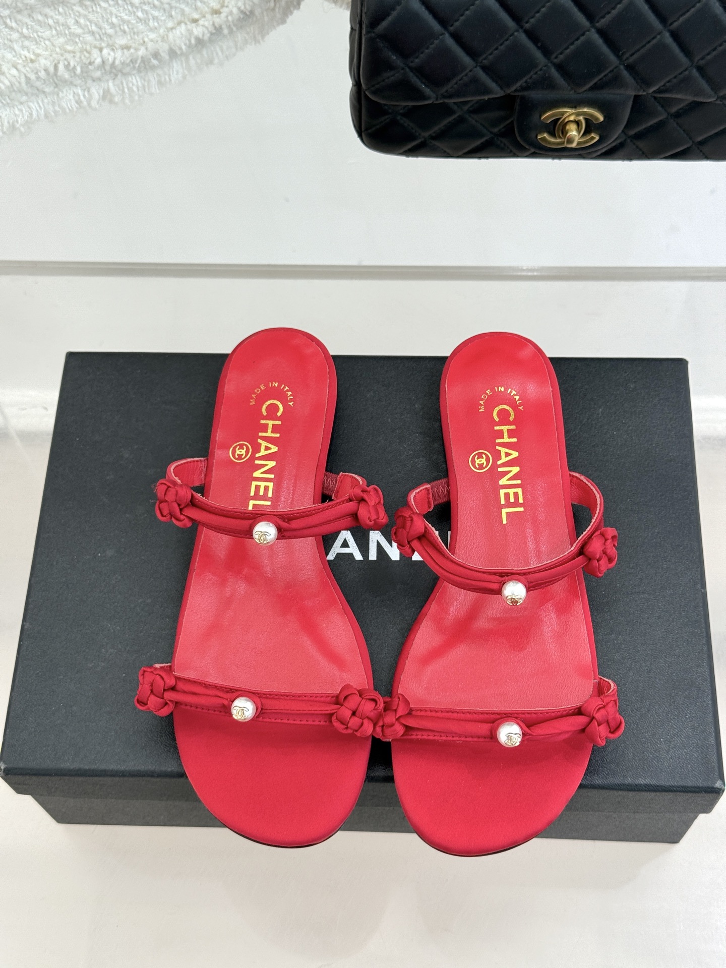 CHANE* ｜小香经典双C珍珠一字带凉鞋拖鞋将经典双C徽标与温润珍珠完美融合续写香奈儿永恒优雅。简约一