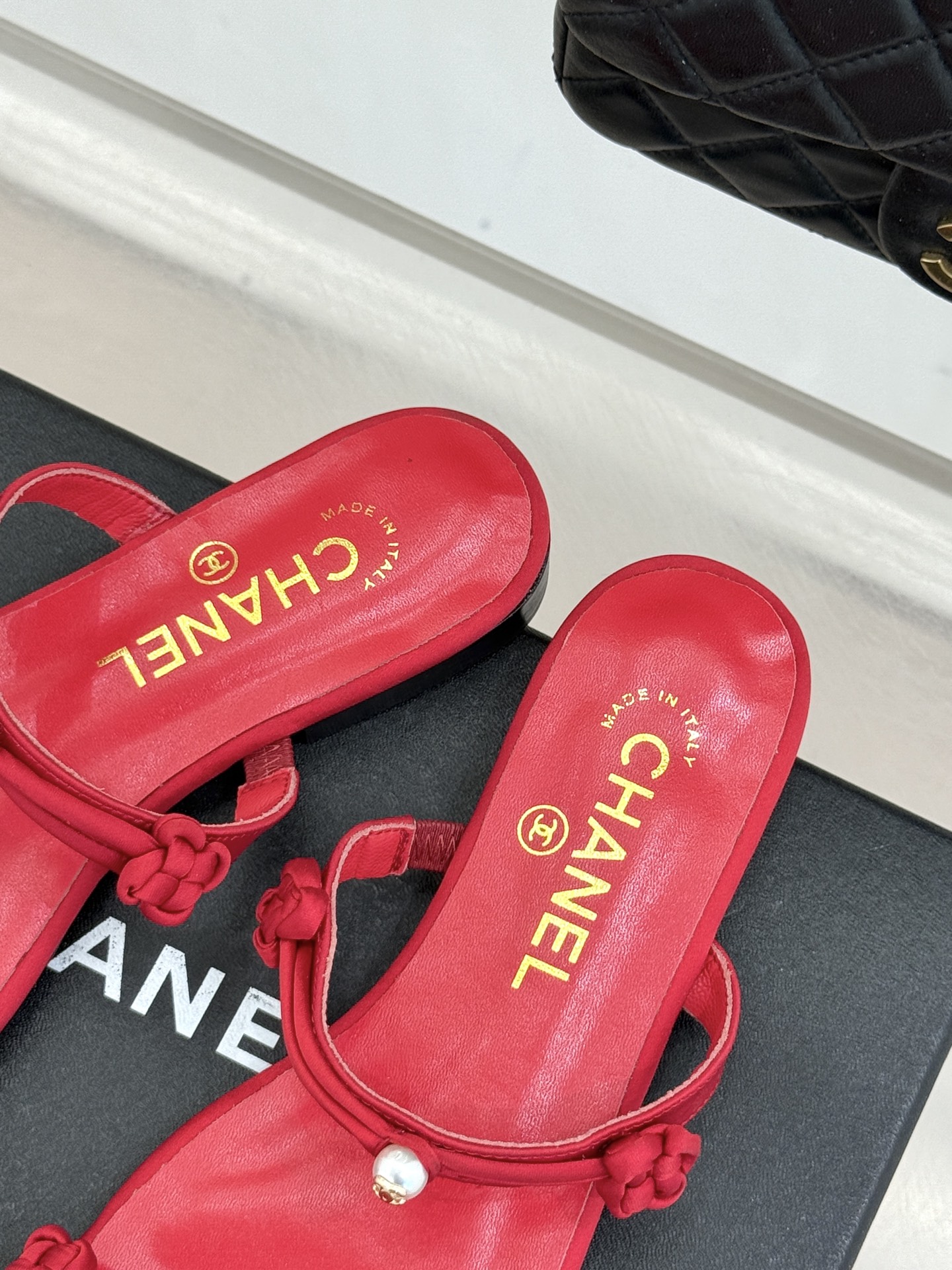 CHANE* ｜小香经典双C珍珠一字带凉鞋拖鞋将经典双C徽标与温润珍珠完美融合续写香奈儿永恒优雅。简约一