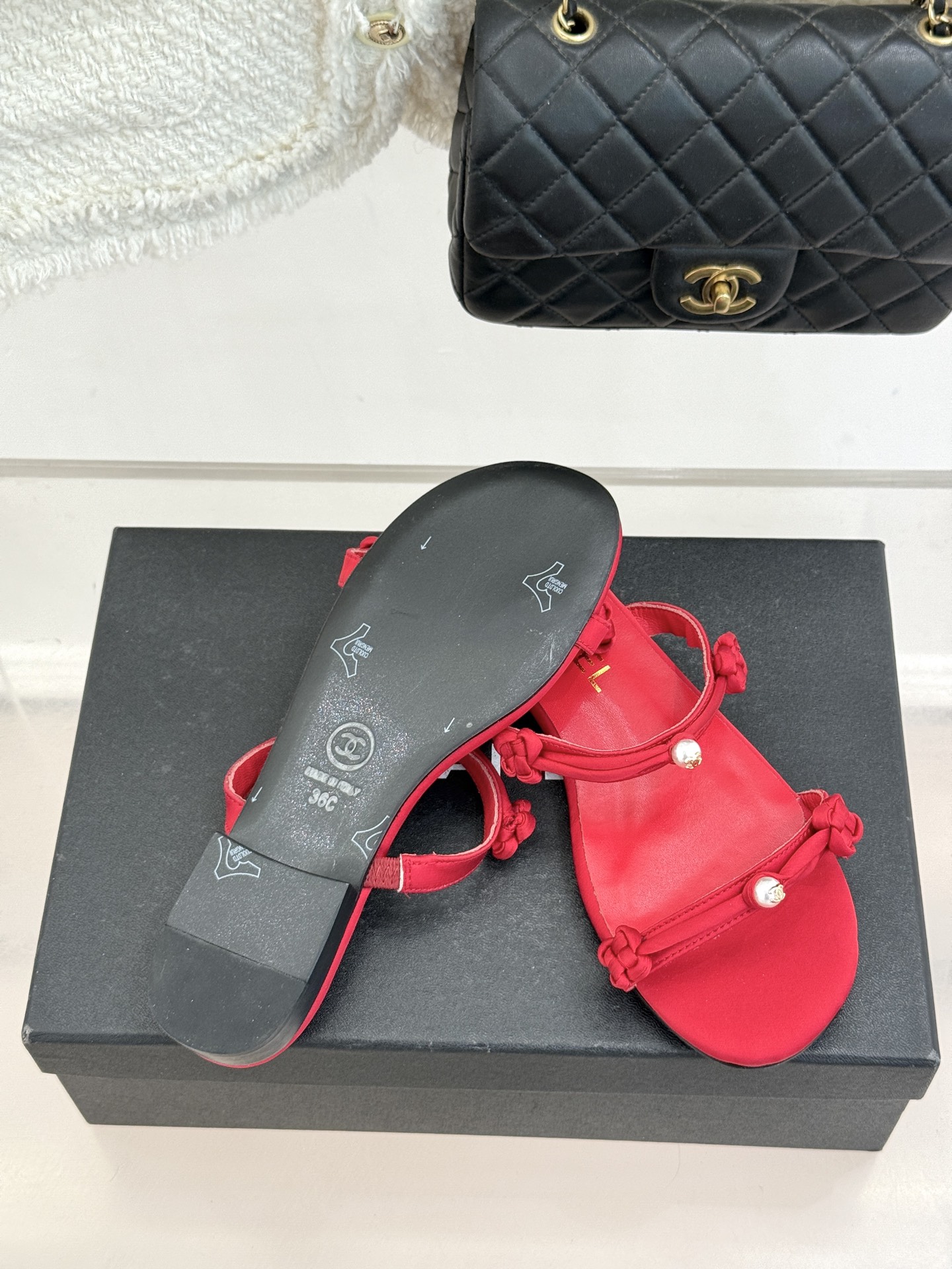 CHANE* ｜小香经典双C珍珠一字带凉鞋拖鞋将经典双C徽标与温润珍珠完美融合续写香奈儿永恒优雅。简约一