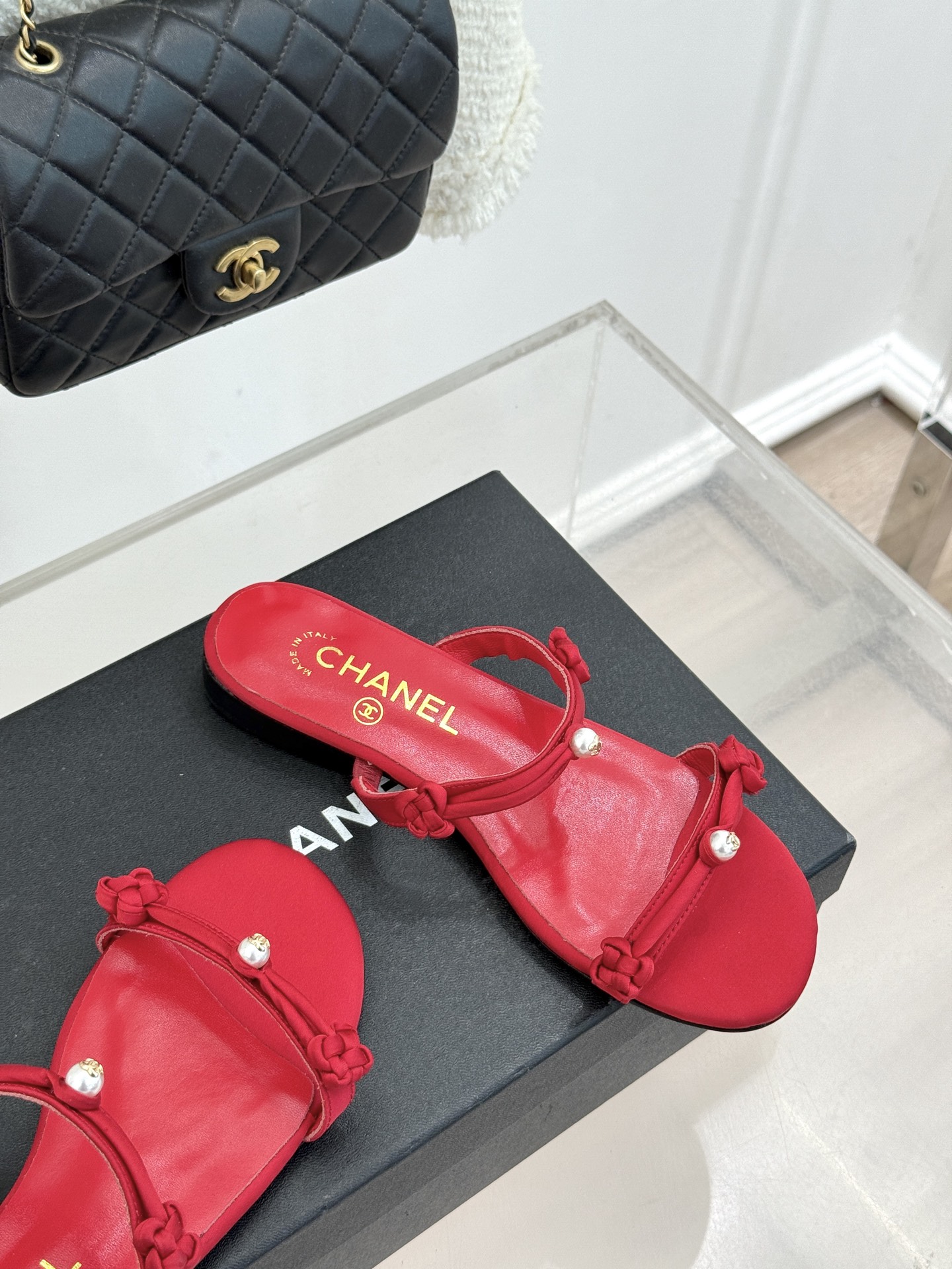 CHANE* ｜小香经典双C珍珠一字带凉鞋拖鞋将经典双C徽标与温润珍珠完美融合续写香奈儿永恒优雅。简约一