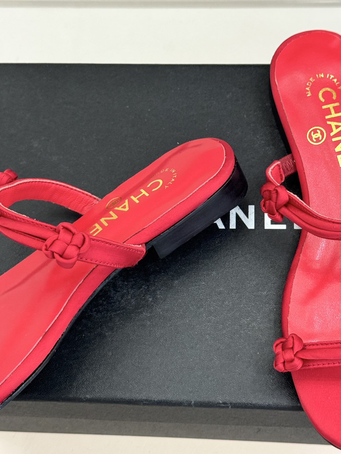 CHANE* ｜小香经典双C珍珠一字带凉鞋拖鞋将经典双C徽标与温润珍珠完美融合续写香奈儿永恒优雅。简约一