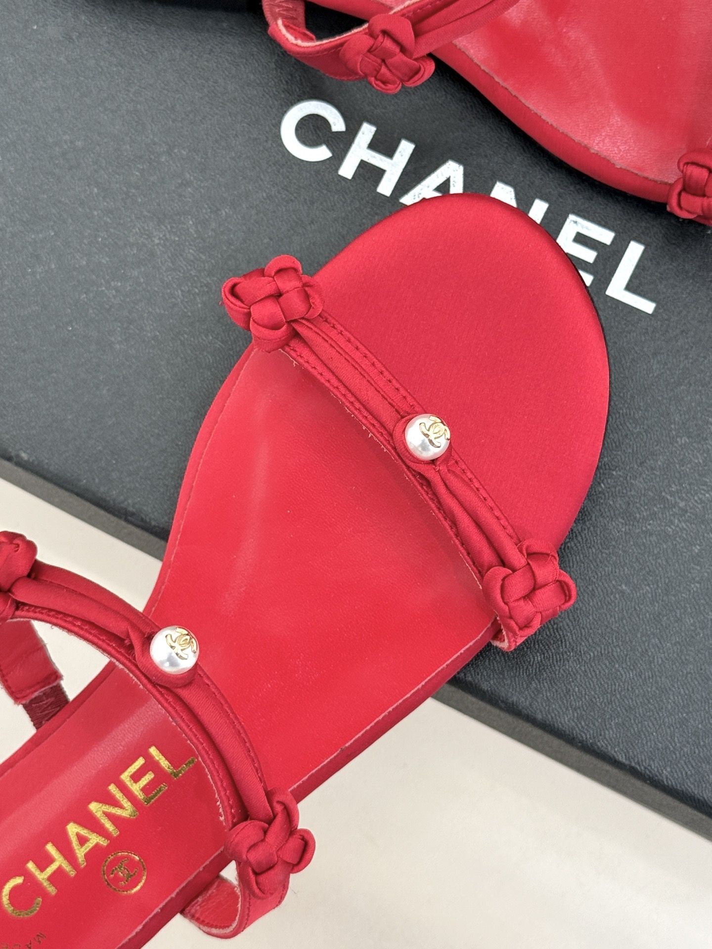 CHANE* ｜小香经典双C珍珠一字带凉鞋拖鞋将经典双C徽标与温润珍珠完美融合续写香奈儿永恒优雅。简约一