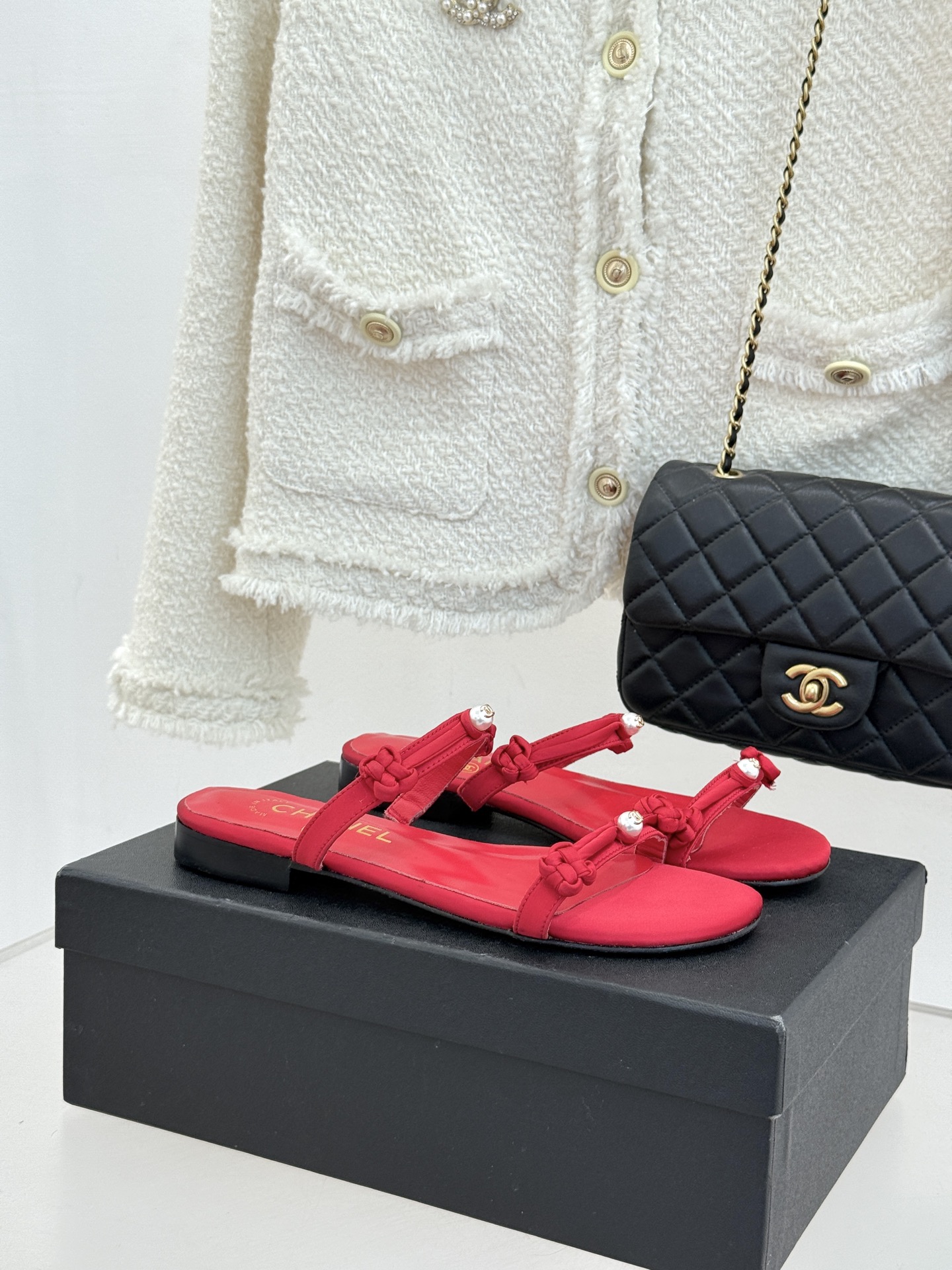 CHANE* ｜小香经典双C珍珠一字带凉鞋拖鞋将经典双C徽标与温润珍珠完美融合续写香奈儿永恒优雅。简约一