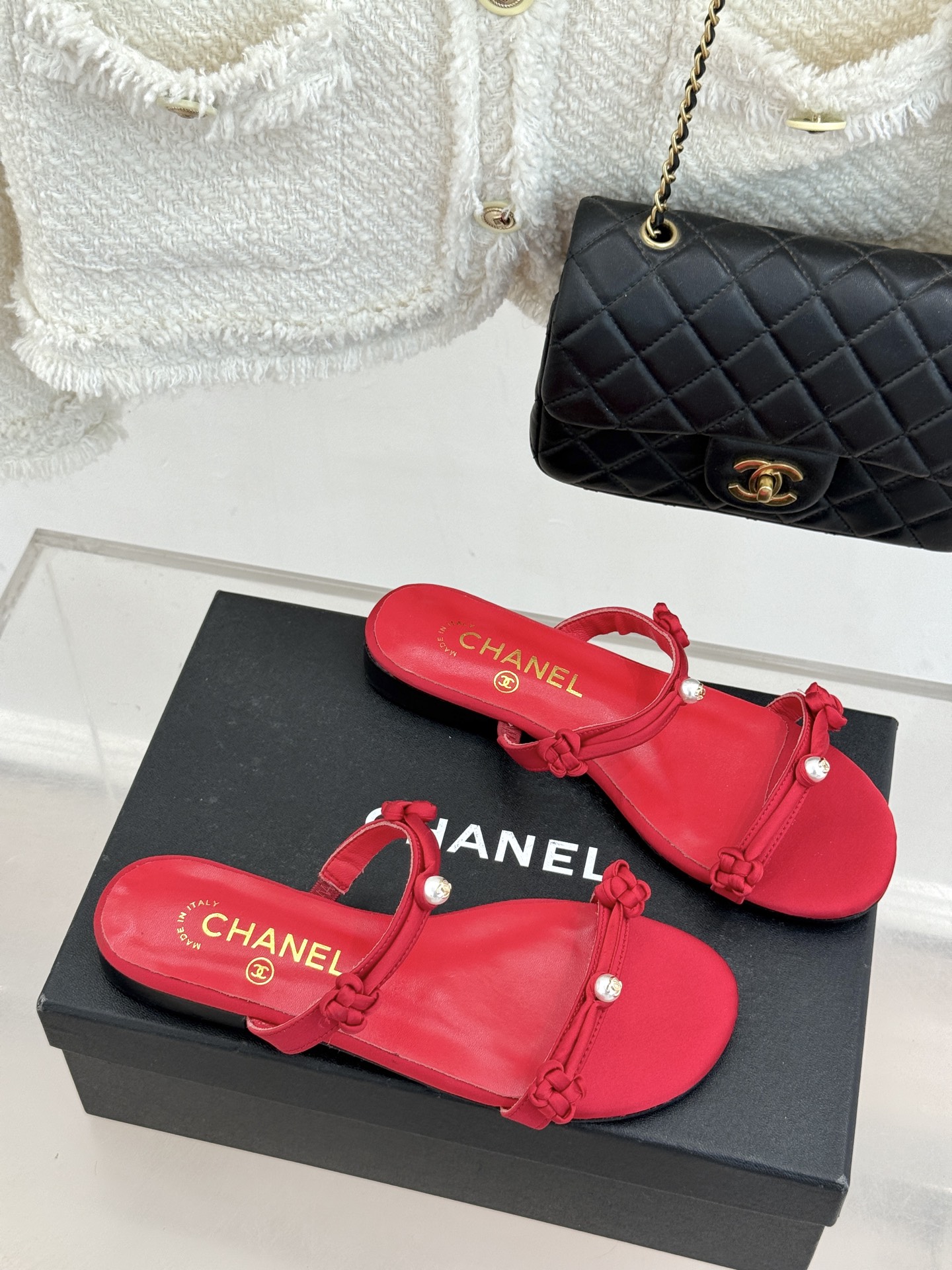 CHANE* ｜小香经典双C珍珠一字带凉鞋拖鞋将经典双C徽标与温润珍珠完美融合续写香奈儿永恒优雅。简约一