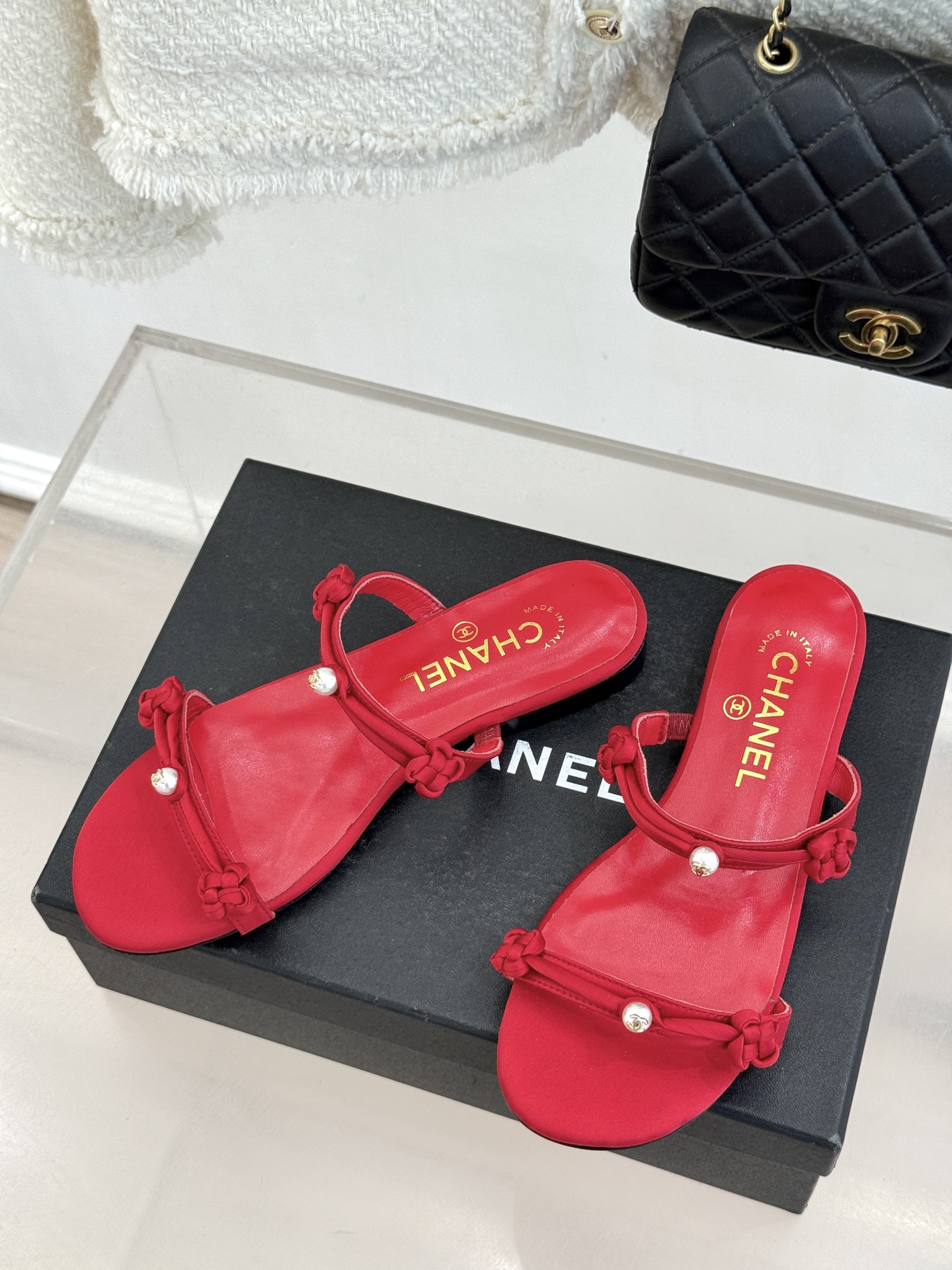 CHANE* ｜小香经典双C珍珠一字带凉鞋拖鞋将经典双C徽标与温润珍珠完美融合续写香奈儿永恒优雅。简约一