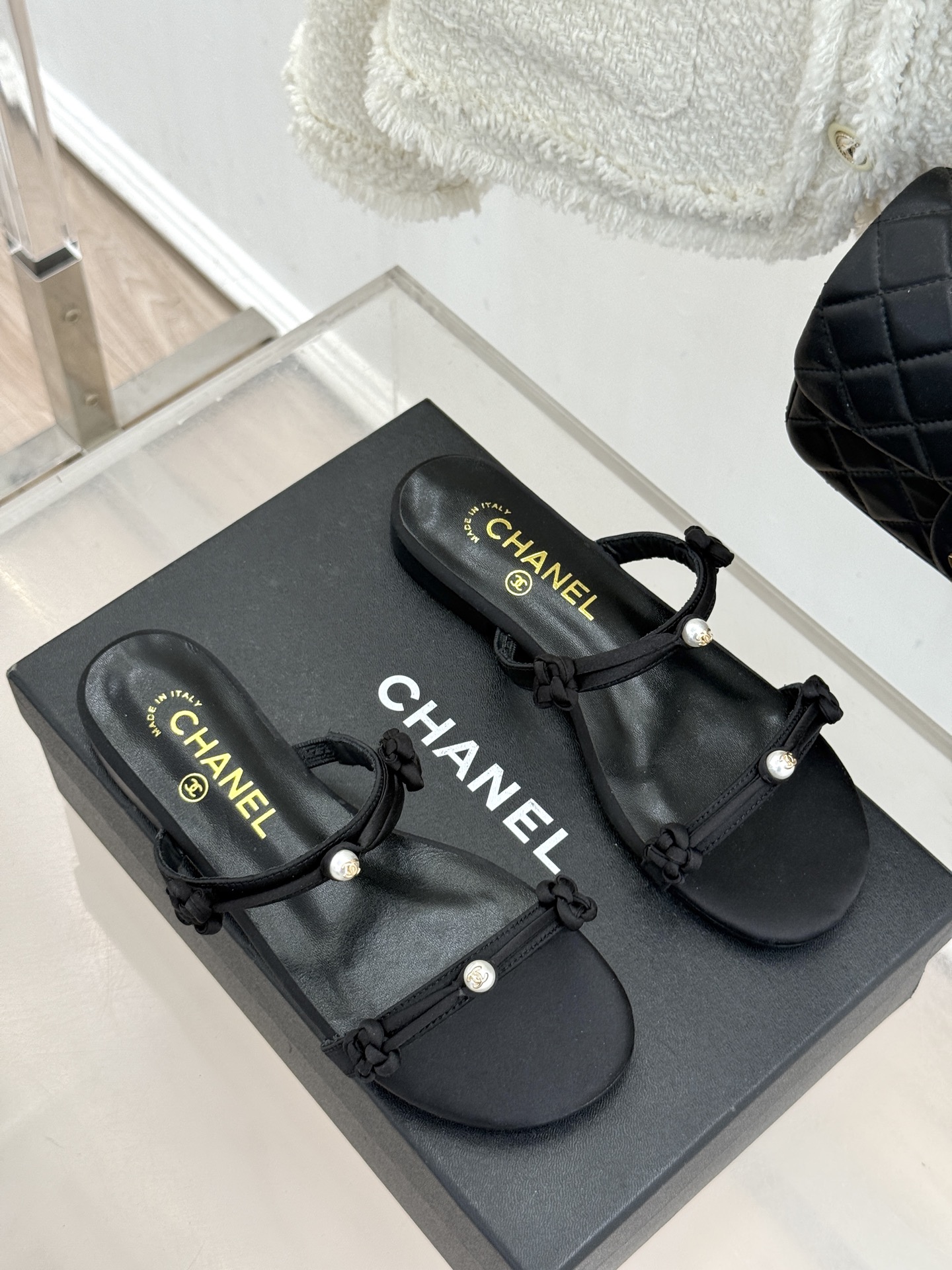 CHANE* ｜小香经典双C珍珠一字带凉鞋拖鞋将经典双C徽标与温润珍珠完美融合续写香奈儿永恒优雅。简约一