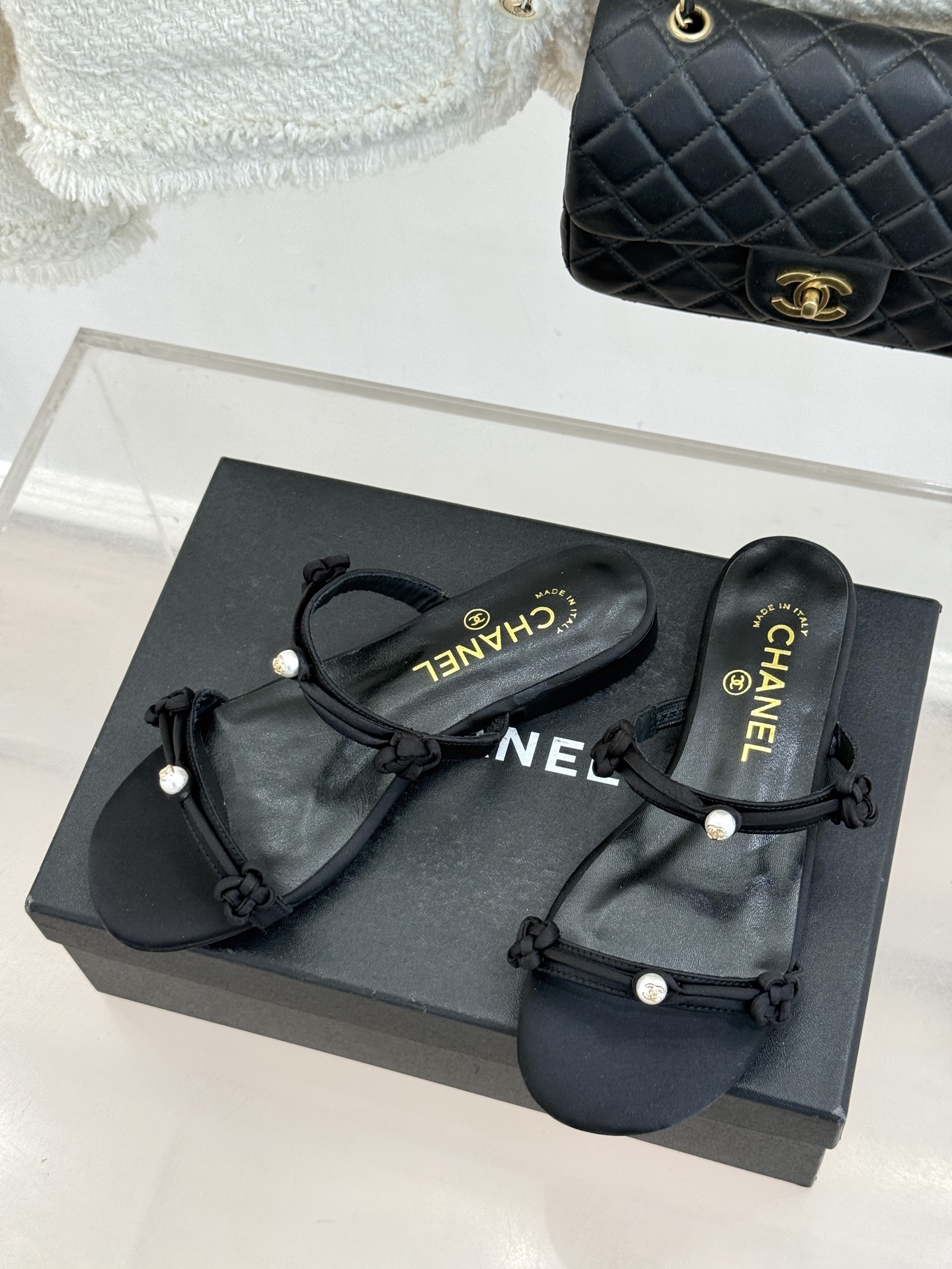 CHANE* ｜小香经典双C珍珠一字带凉鞋拖鞋将经典双C徽标与温润珍珠完美融合续写香奈儿永恒优雅。简约一