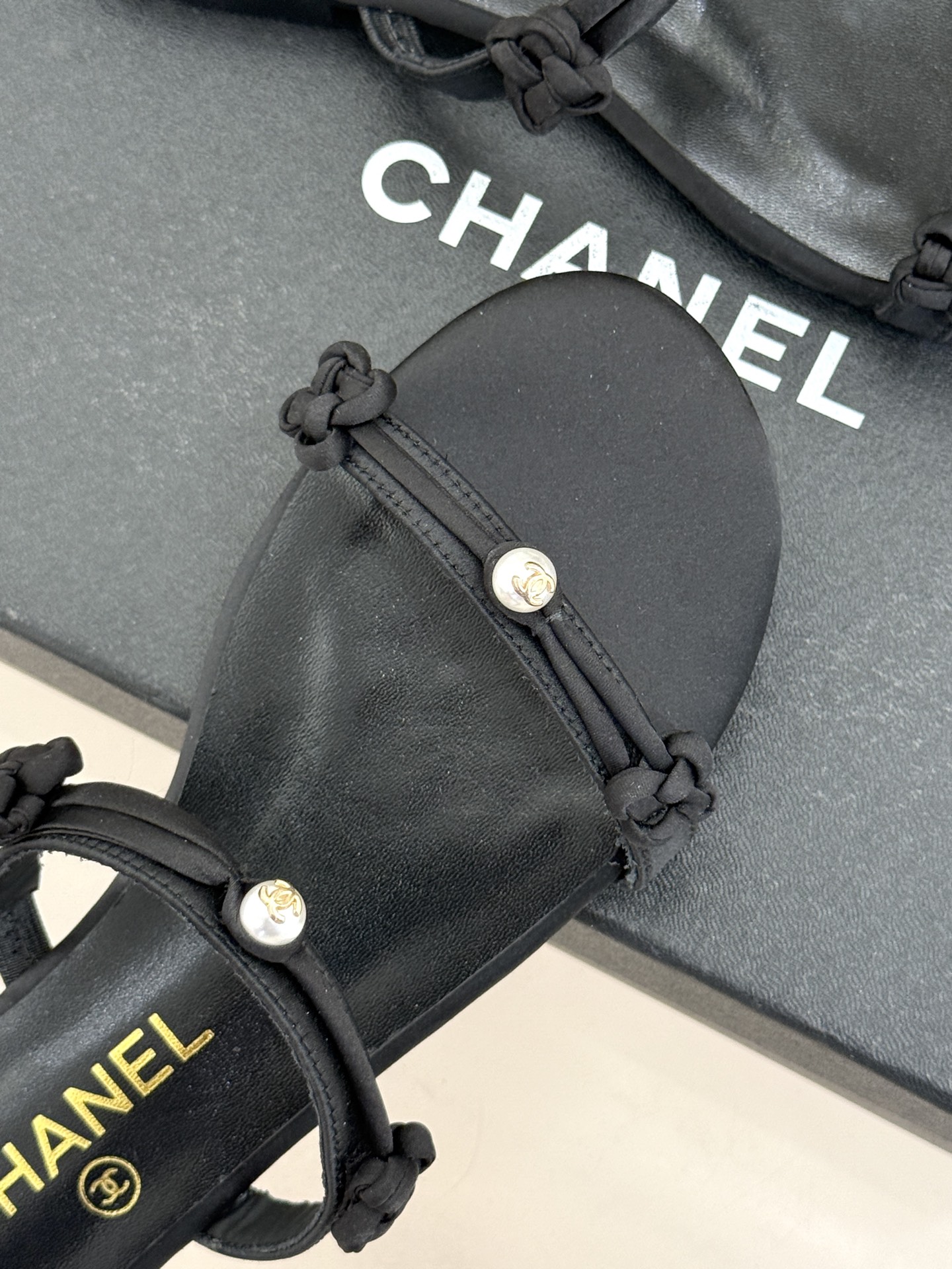 CHANE* ｜小香经典双C珍珠一字带凉鞋拖鞋将经典双C徽标与温润珍珠完美融合续写香奈儿永恒优雅。简约一