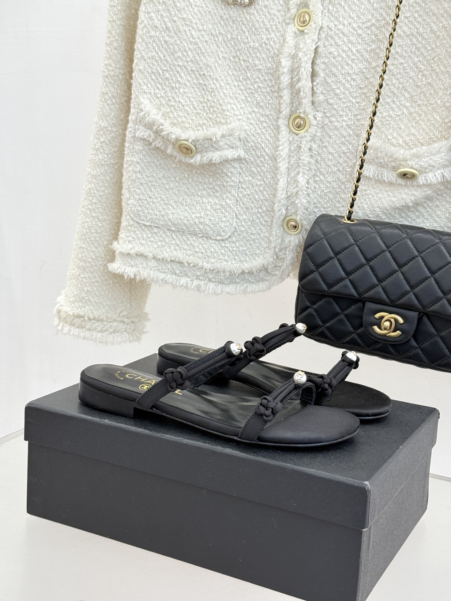 CHANE* ｜小香经典双C珍珠一字带凉鞋拖鞋将经典双C徽标与温润珍珠完美融合续写香奈儿永恒优雅。简约一