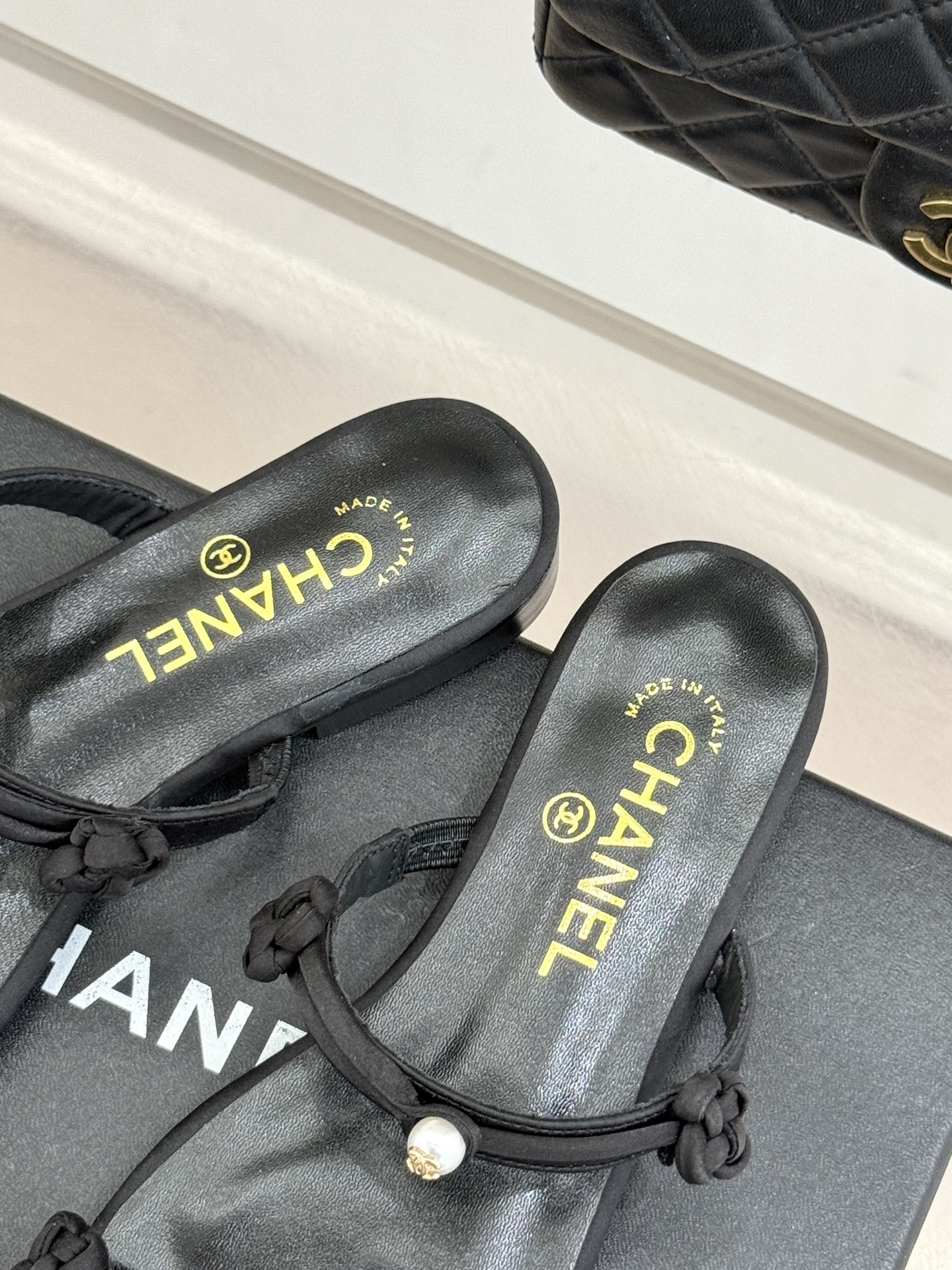 CHANE* ｜小香经典双C珍珠一字带凉鞋拖鞋将经典双C徽标与温润珍珠完美融合续写香奈儿永恒优雅。简约一