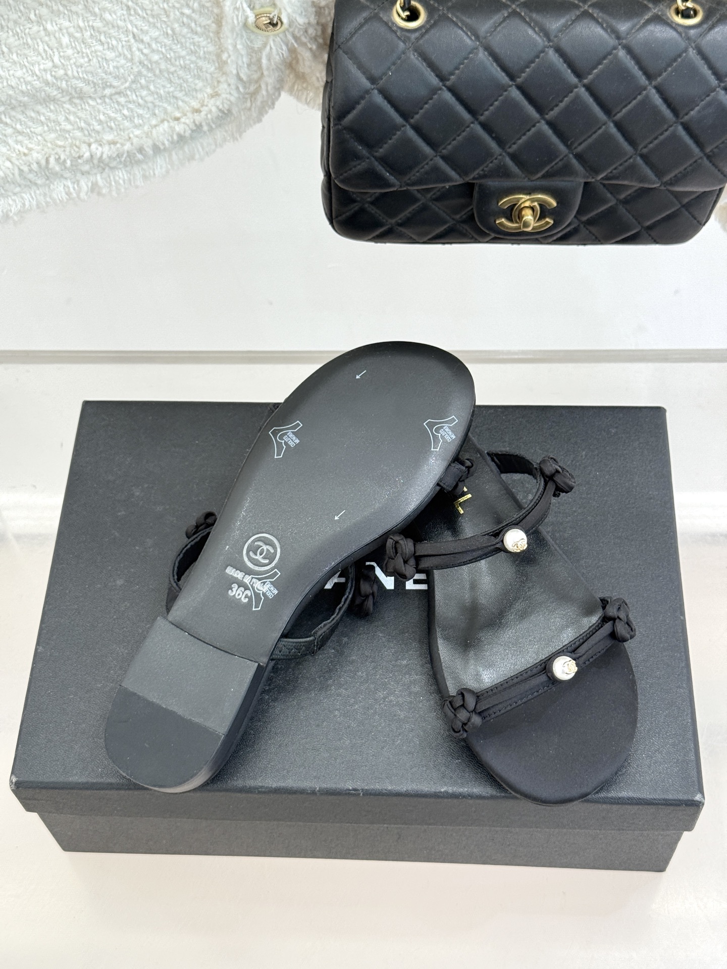 CHANE* ｜小香经典双C珍珠一字带凉鞋拖鞋将经典双C徽标与温润珍珠完美融合续写香奈儿永恒优雅。简约一