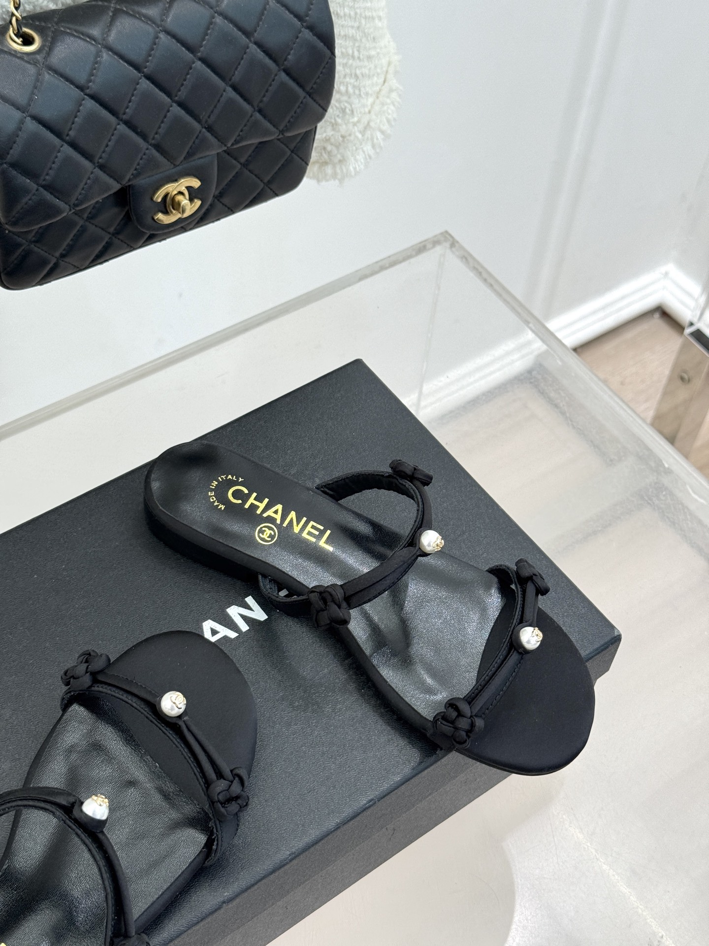 CHANE* ｜小香经典双C珍珠一字带凉鞋拖鞋将经典双C徽标与温润珍珠完美融合续写香奈儿永恒优雅。简约一