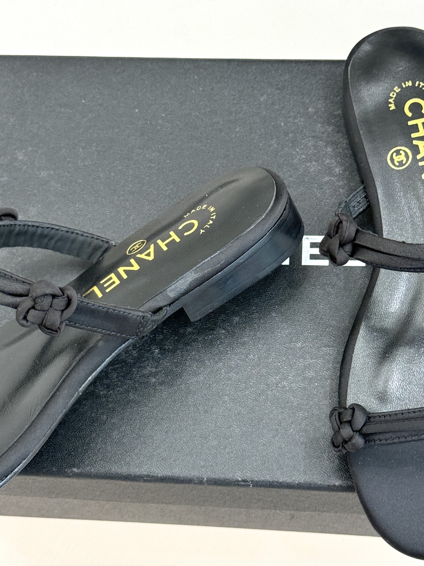 CHANE* ｜小香经典双C珍珠一字带凉鞋拖鞋将经典双C徽标与温润珍珠完美融合续写香奈儿永恒优雅。简约一