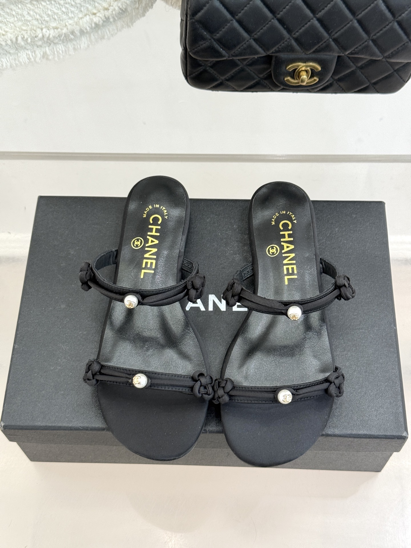 CHANE* ｜小香经典双C珍珠一字带凉鞋拖鞋将经典双C徽标与温润珍珠完美融合续写香奈儿永恒优雅。简约一