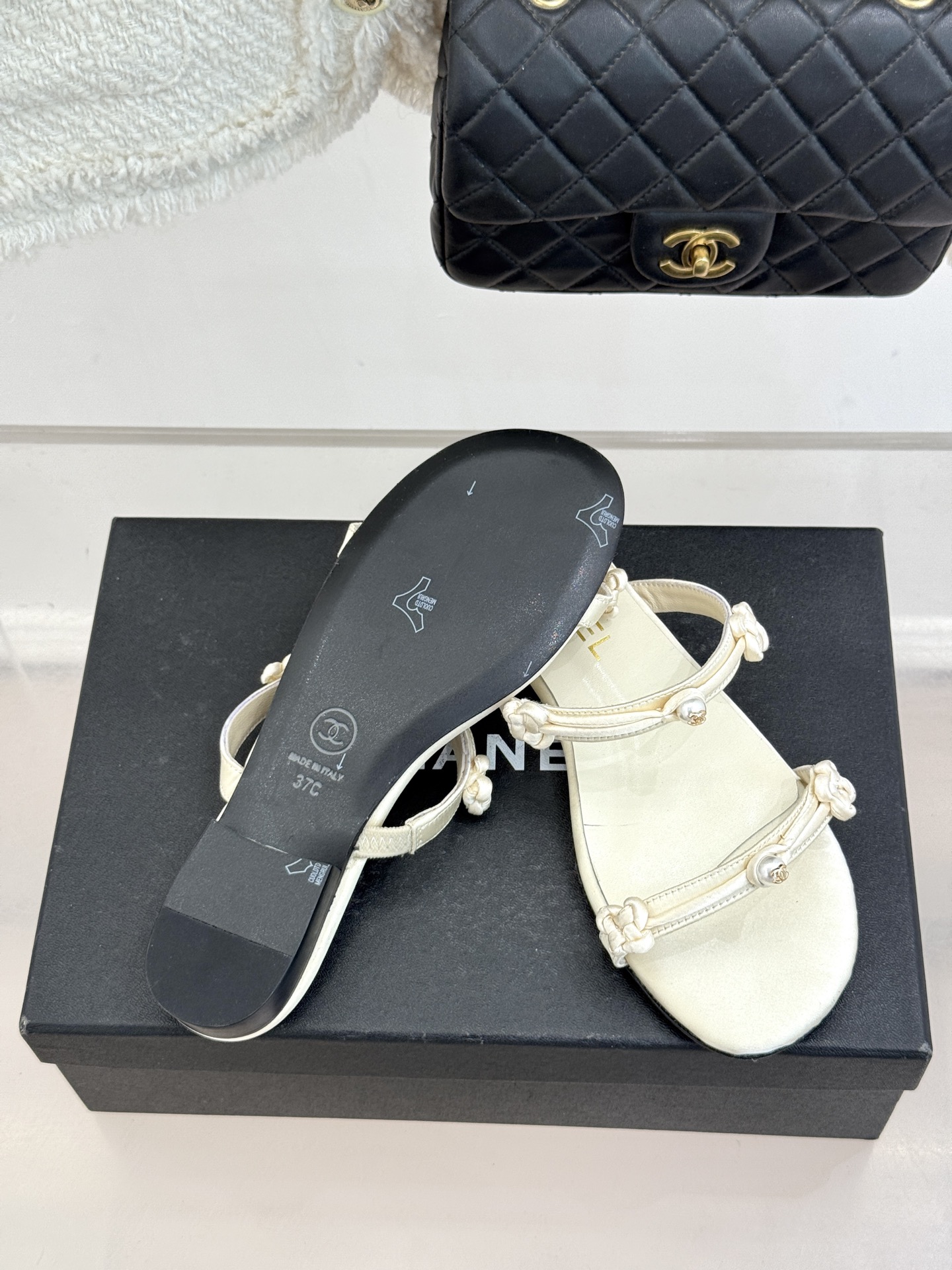 CHANE* ｜小香经典双C珍珠一字带凉鞋拖鞋将经典双C徽标与温润珍珠完美融合续写香奈儿永恒优雅。简约一