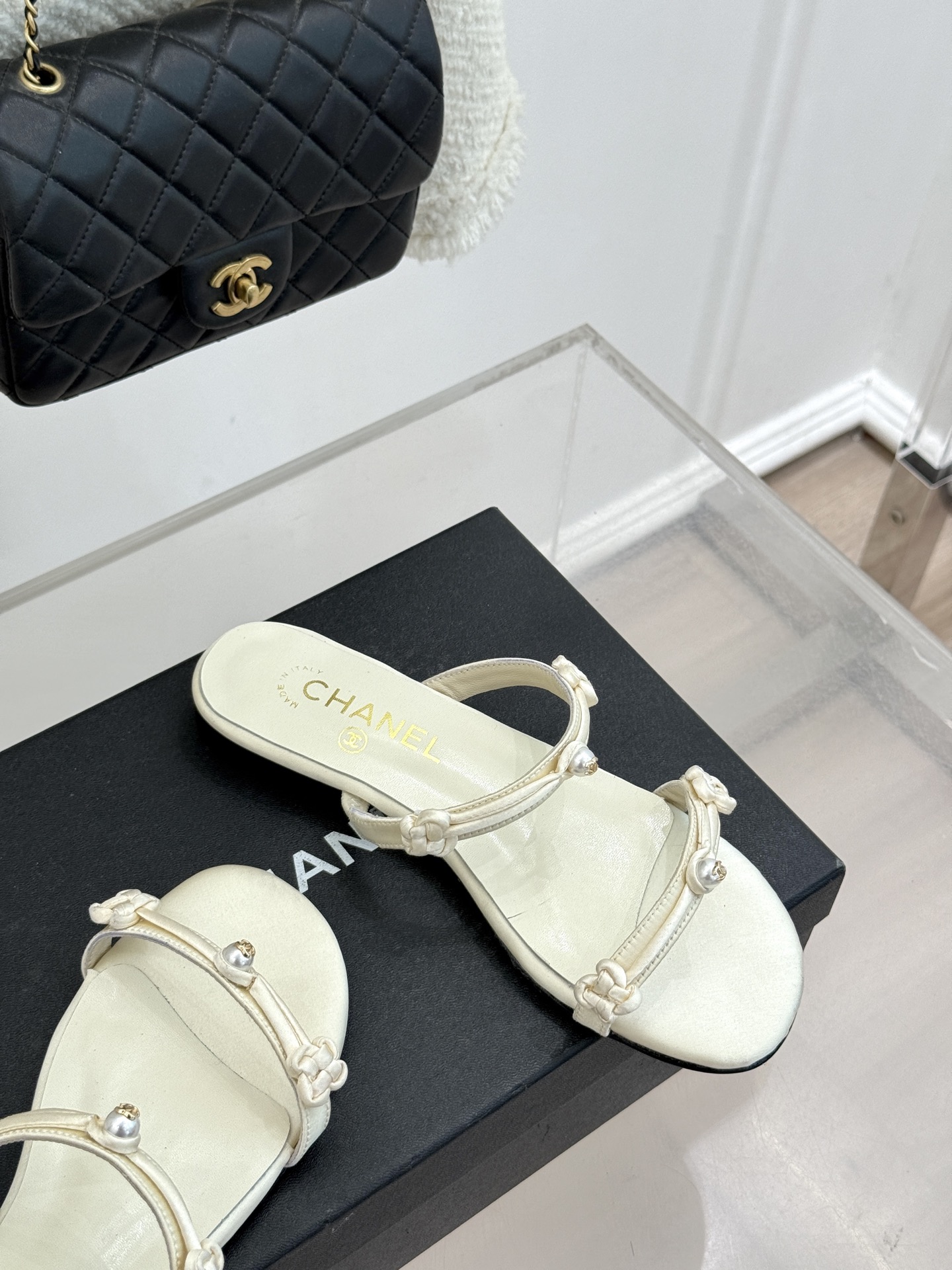 CHANE* ｜小香经典双C珍珠一字带凉鞋拖鞋将经典双C徽标与温润珍珠完美融合续写香奈儿永恒优雅。简约一