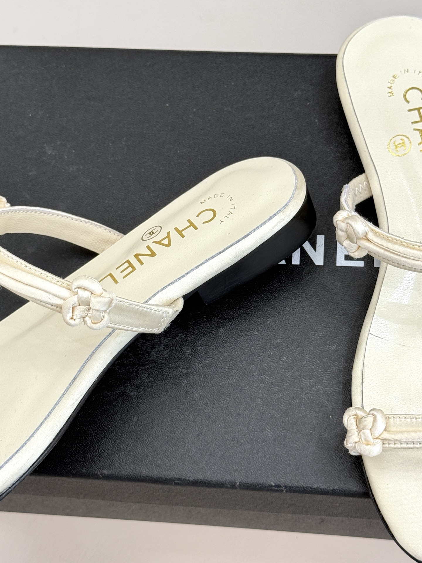 CHANE* ｜小香经典双C珍珠一字带凉鞋拖鞋将经典双C徽标与温润珍珠完美融合续写香奈儿永恒优雅。简约一