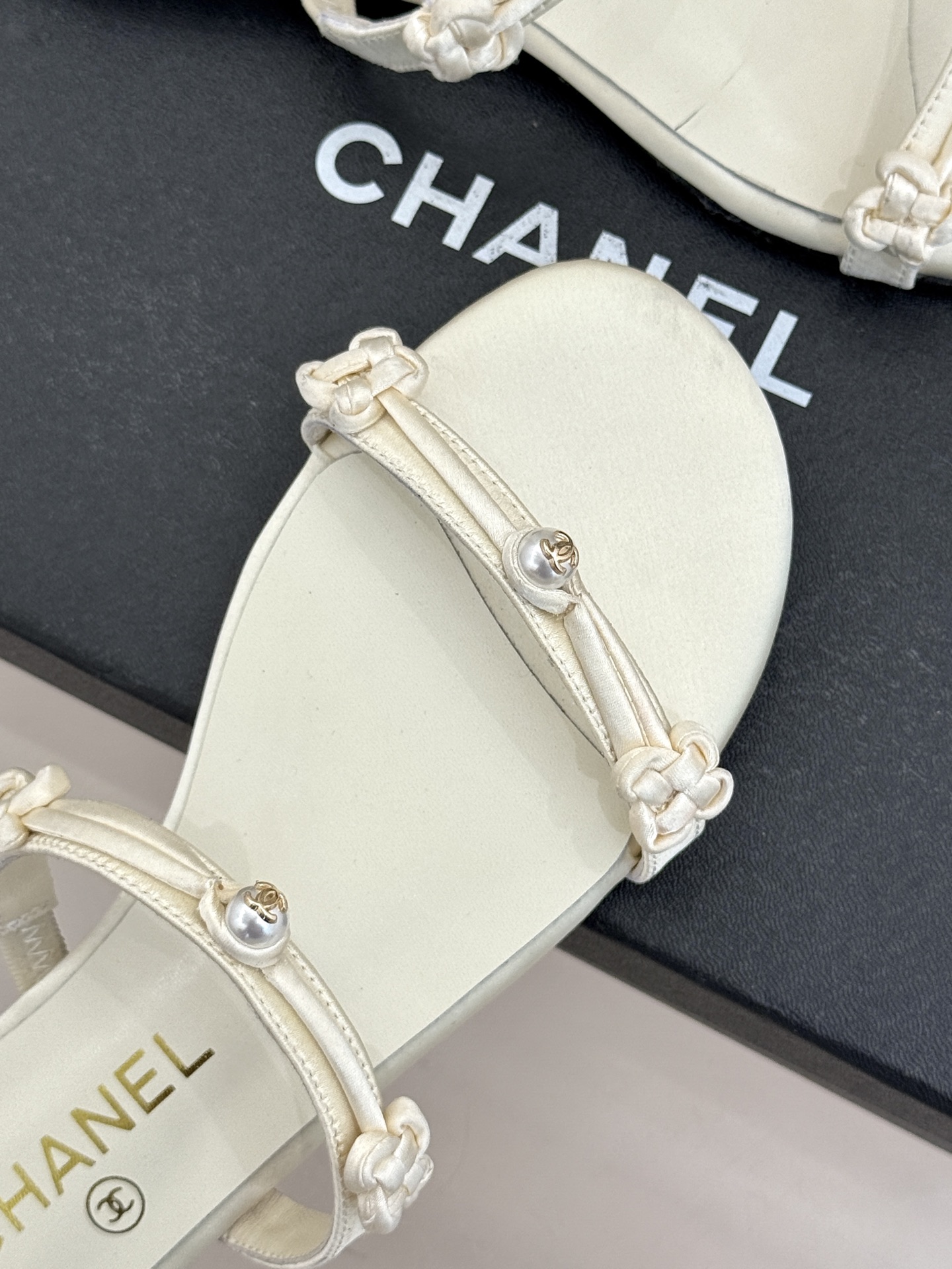 CHANE* ｜小香经典双C珍珠一字带凉鞋拖鞋将经典双C徽标与温润珍珠完美融合续写香奈儿永恒优雅。简约一