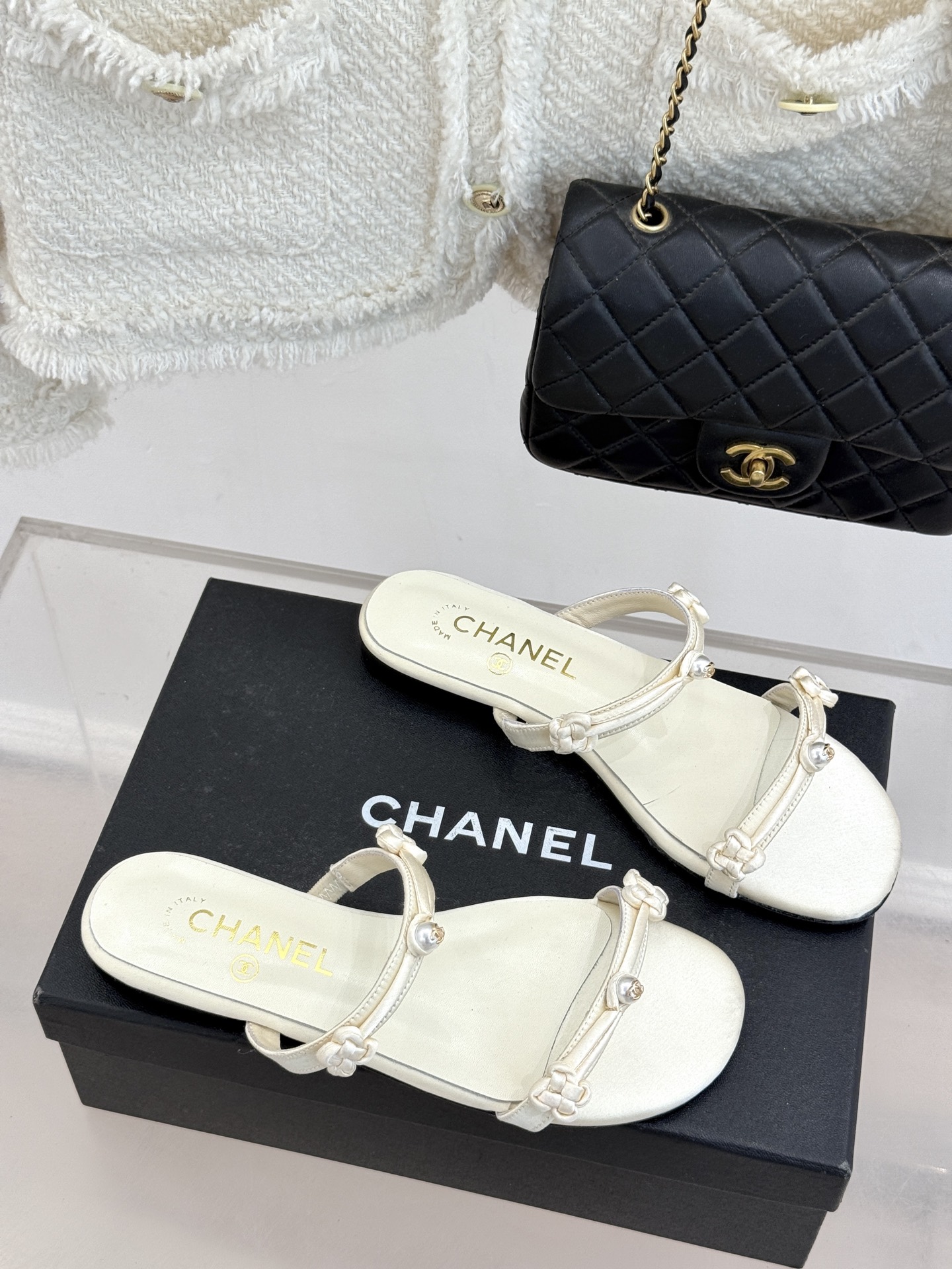 CHANE* ｜小香经典双C珍珠一字带凉鞋拖鞋将经典双C徽标与温润珍珠完美融合续写香奈儿永恒优雅。简约一