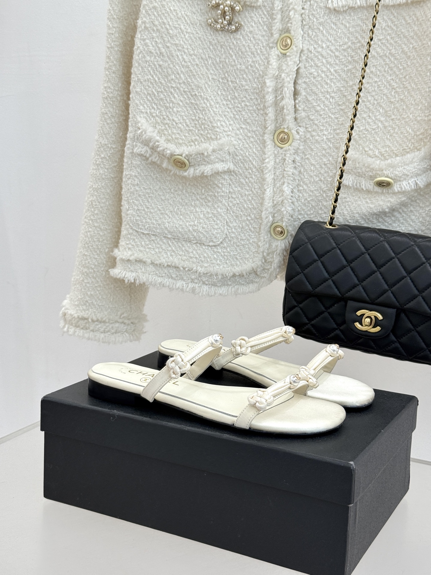 CHANE* ｜小香经典双C珍珠一字带凉鞋拖鞋将经典双C徽标与温润珍珠完美融合续写香奈儿永恒优雅。简约一