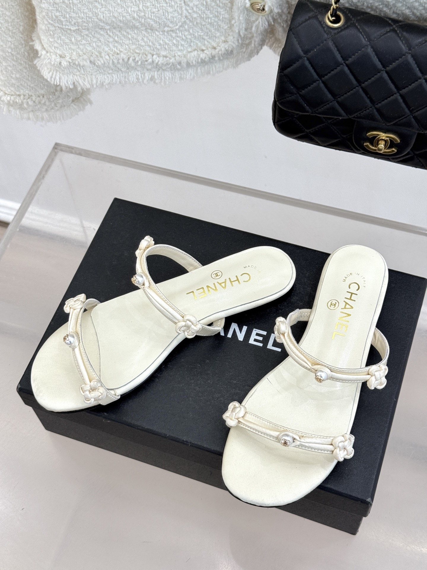 CHANE* ｜小香经典双C珍珠一字带凉鞋拖鞋将经典双C徽标与温润珍珠完美融合续写香奈儿永恒优雅。简约一