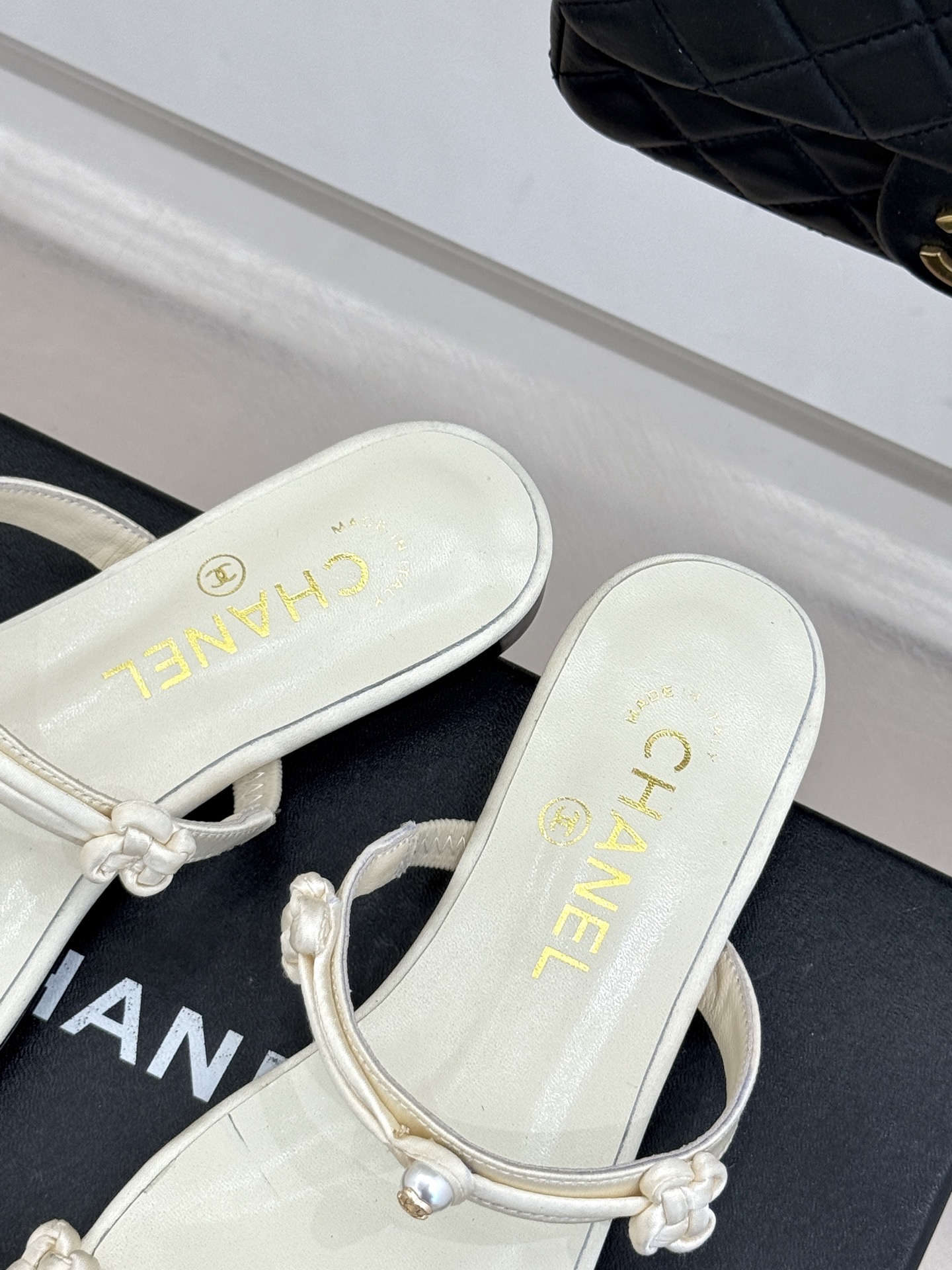 CHANE* ｜小香经典双C珍珠一字带凉鞋拖鞋将经典双C徽标与温润珍珠完美融合续写香奈儿永恒优雅。简约一