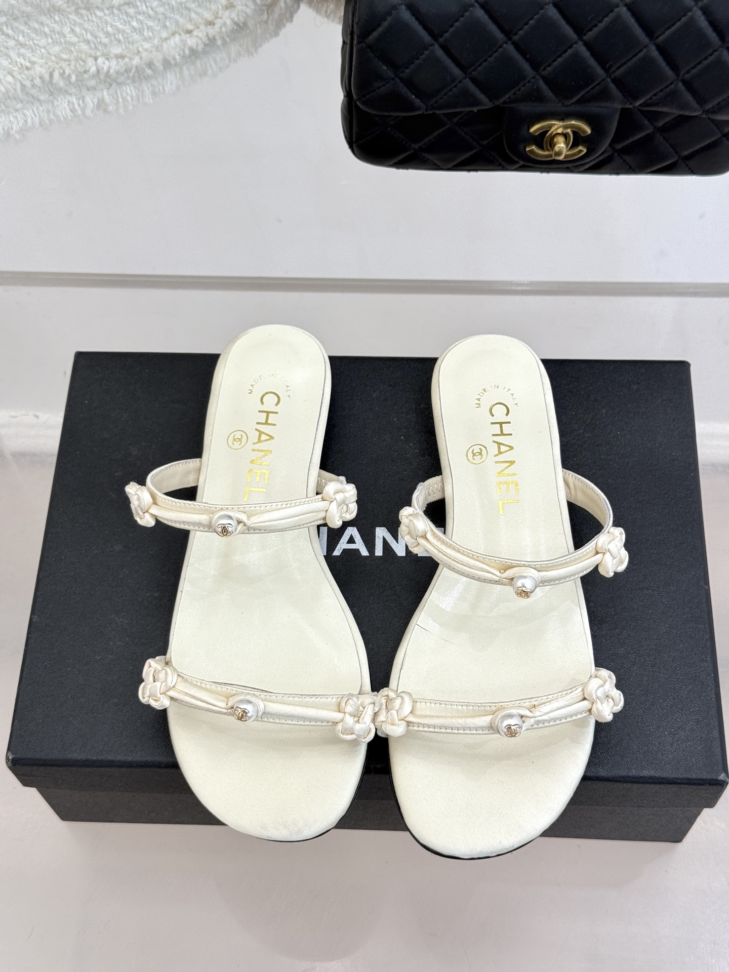 CHANE* ｜小香经典双C珍珠一字带凉鞋拖鞋将经典双C徽标与温润珍珠完美融合续写香奈儿永恒优雅。简约一
